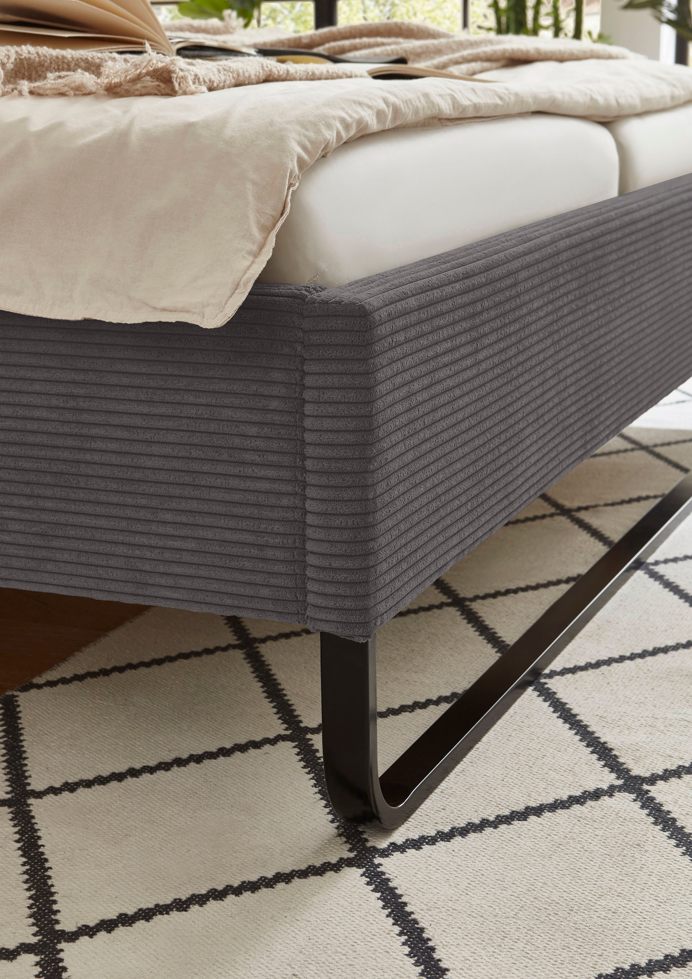 meise.möbel Polsterbett »Swing«, aus Cordstoff, mit schwarzer Metallkuffe
