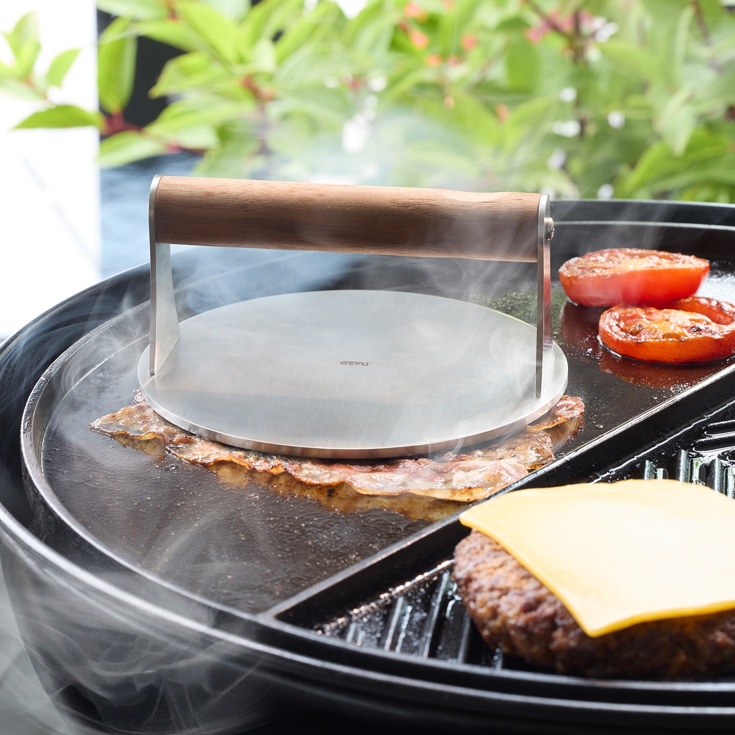 GEFU Burgerpresse »Smash-Burgerpresse BBQ mit rutschfestem Walnussholzgriff« glatte Antihaft-Oberfläche, optimale Hitzeverteilung, Ø ca. 16 cm