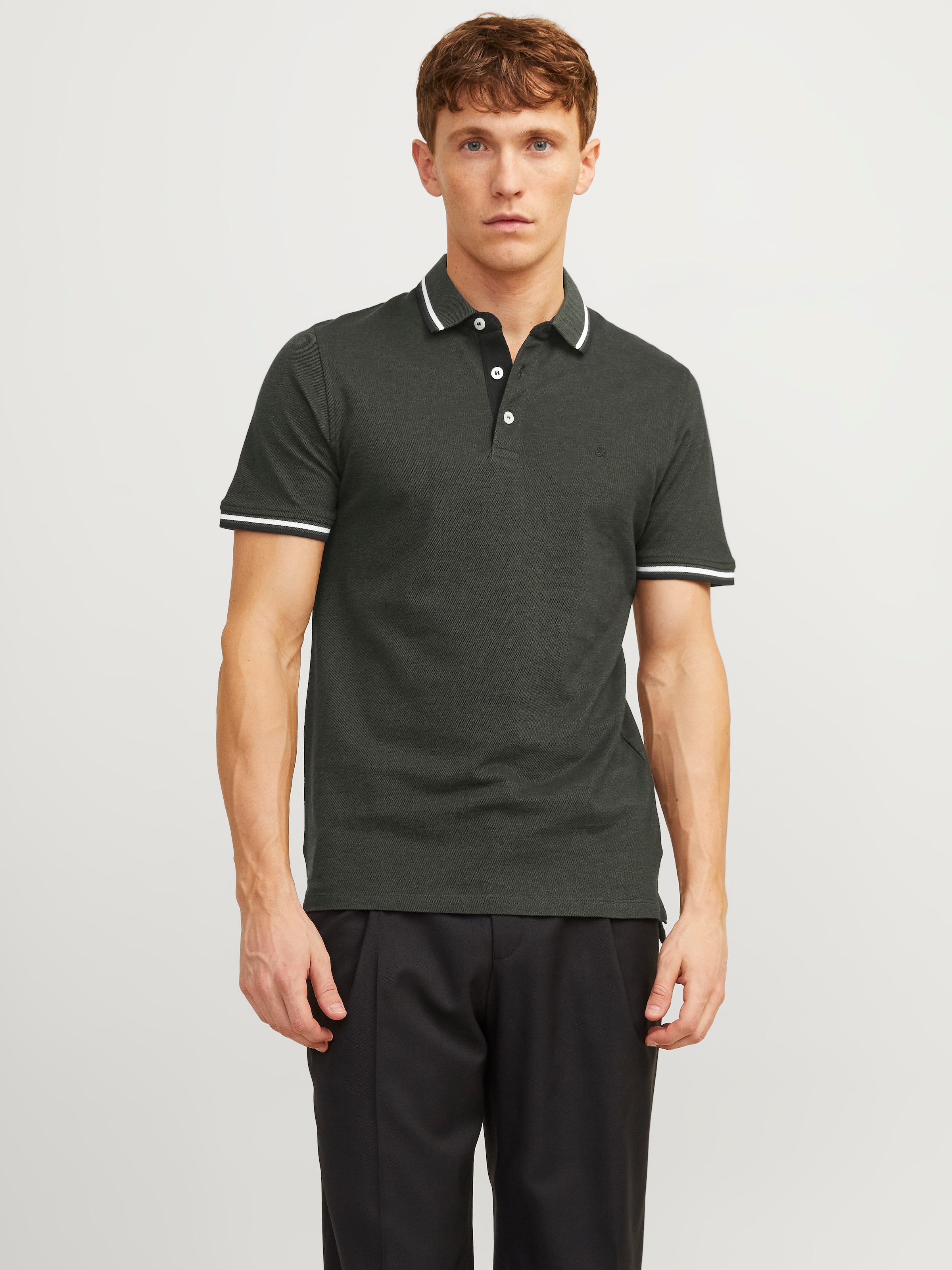 Jack & Jones Poloshirt »JJEPAULOS  Poloshirt mit klassischem Kragen und figurbetonter Form« Logostickerei, modisch, schmal, Baumwolle, Polokragen