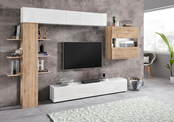 TV-Wand in Weiß und mit Holzelementen