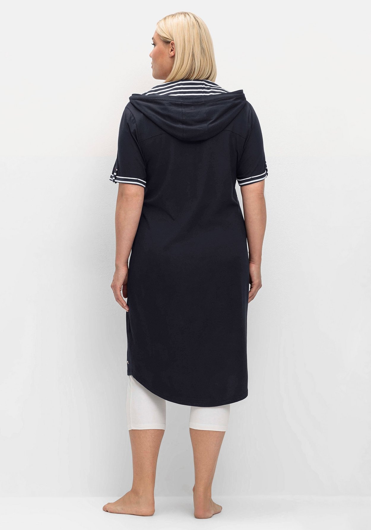 Sheego Shirtkleid »Kapuzenkleid mit Kontrastdetails und längerem Rücken«