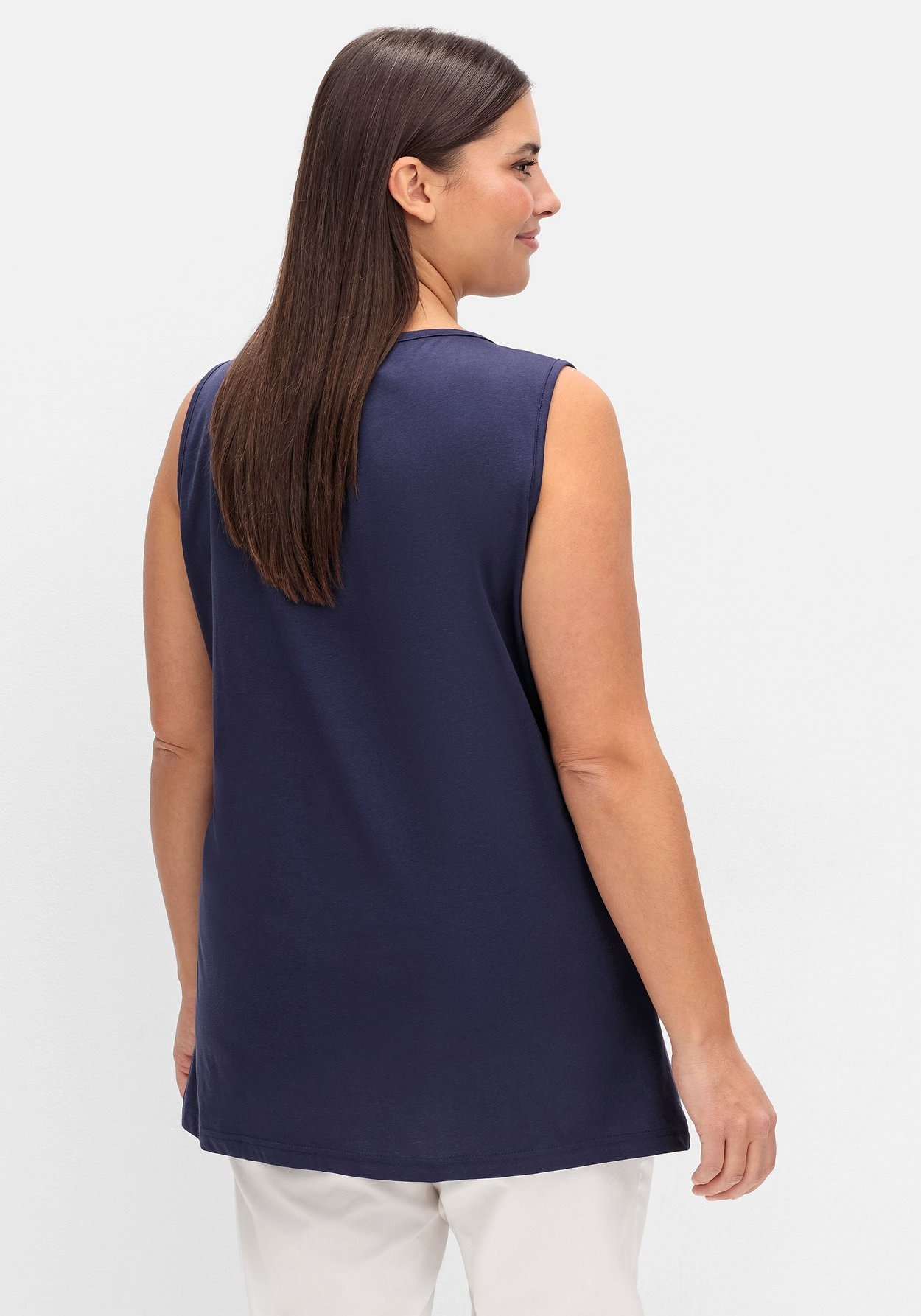 Sheego Tanktop »Top mit leichter Raffung und Cut-out am Ausschnitt«