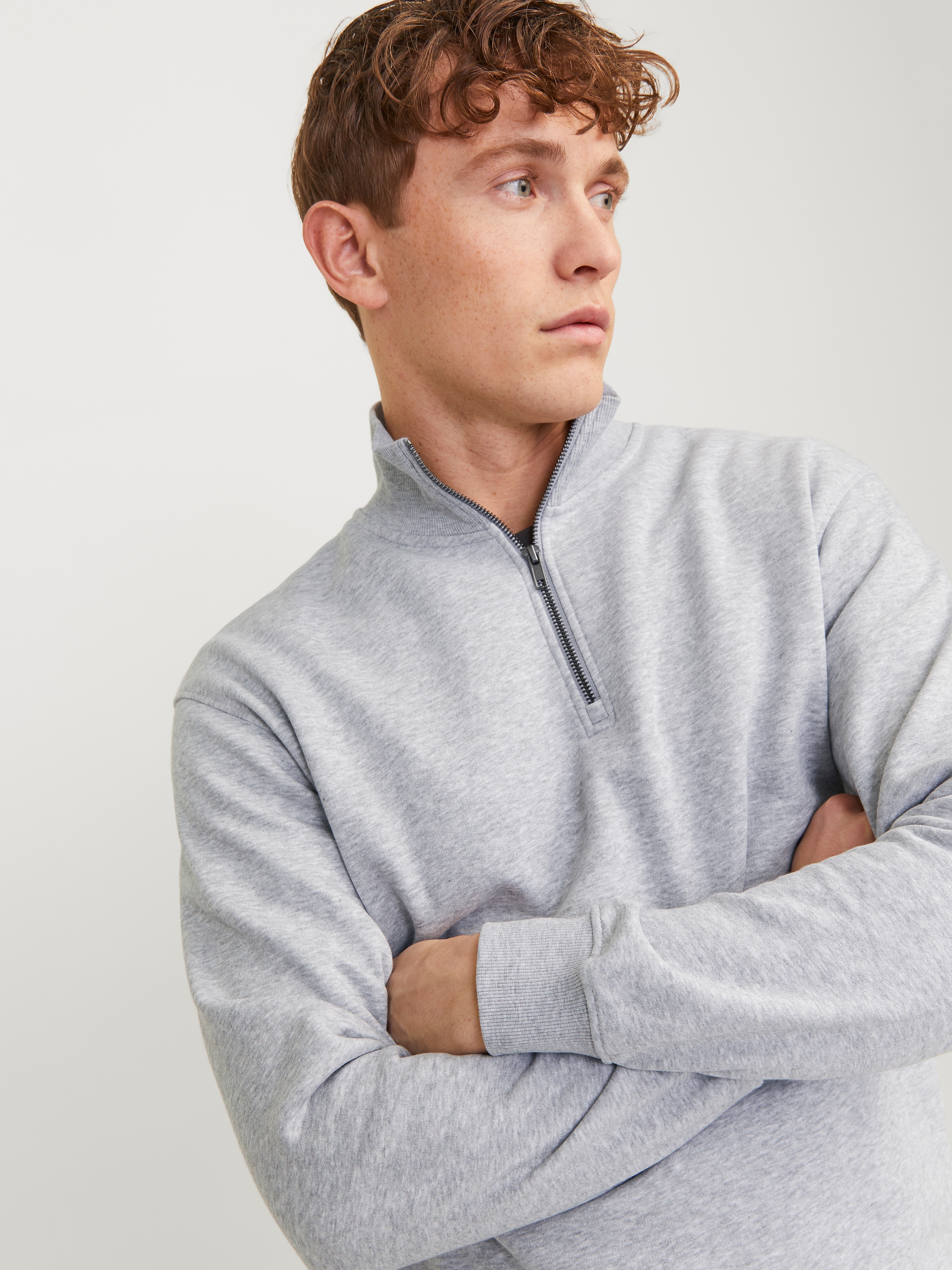 Jack & Jones Sweatshirt »JJEBRADLEY SWEAT HALF ZIP NOOS«, mit Troyer Kragen