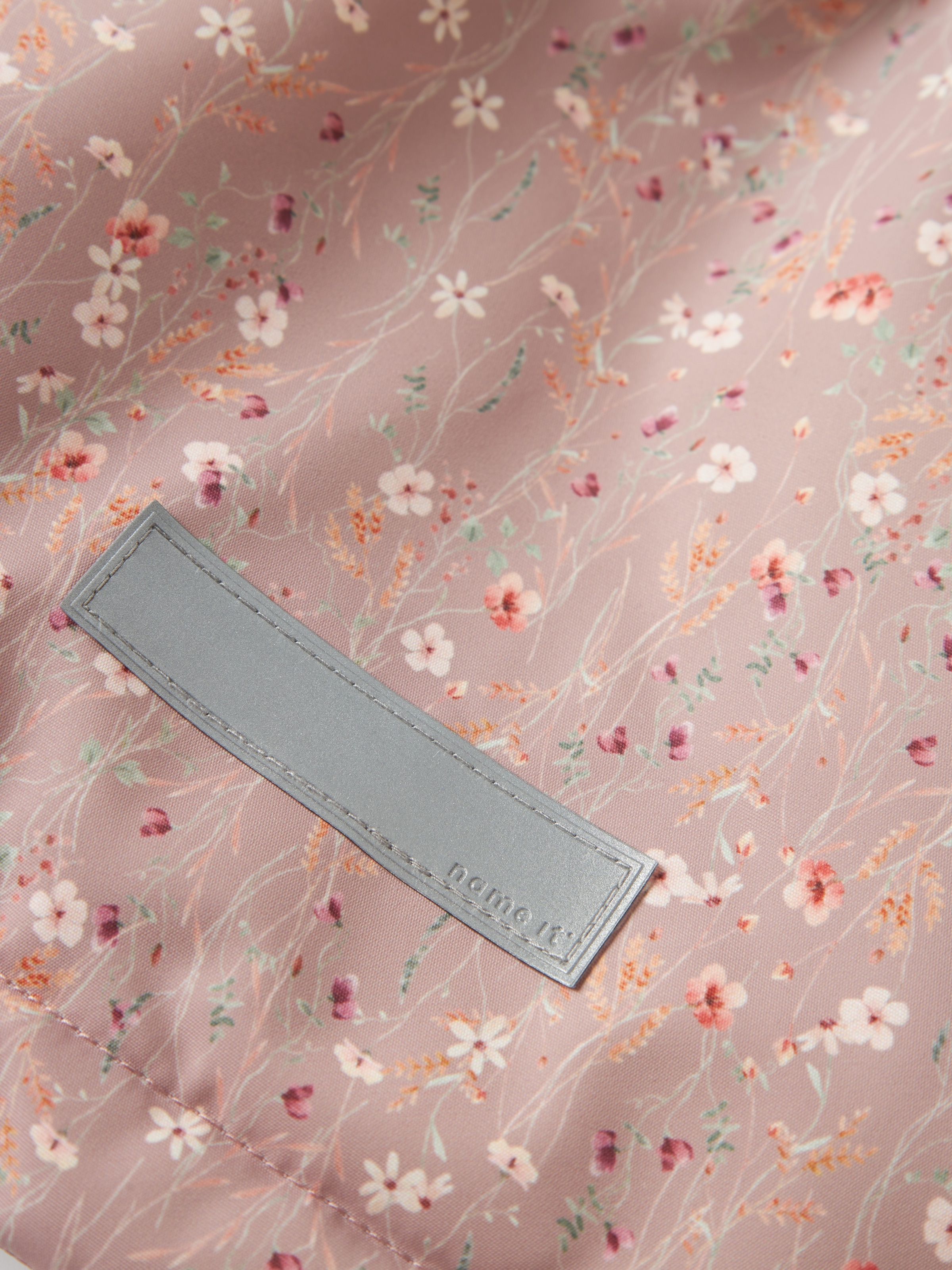 Name It Outdoorjacke »NMFMAXI PA JACKET AOP NOOS« mit Kapuze mit dekorativen und reflektierenden Details