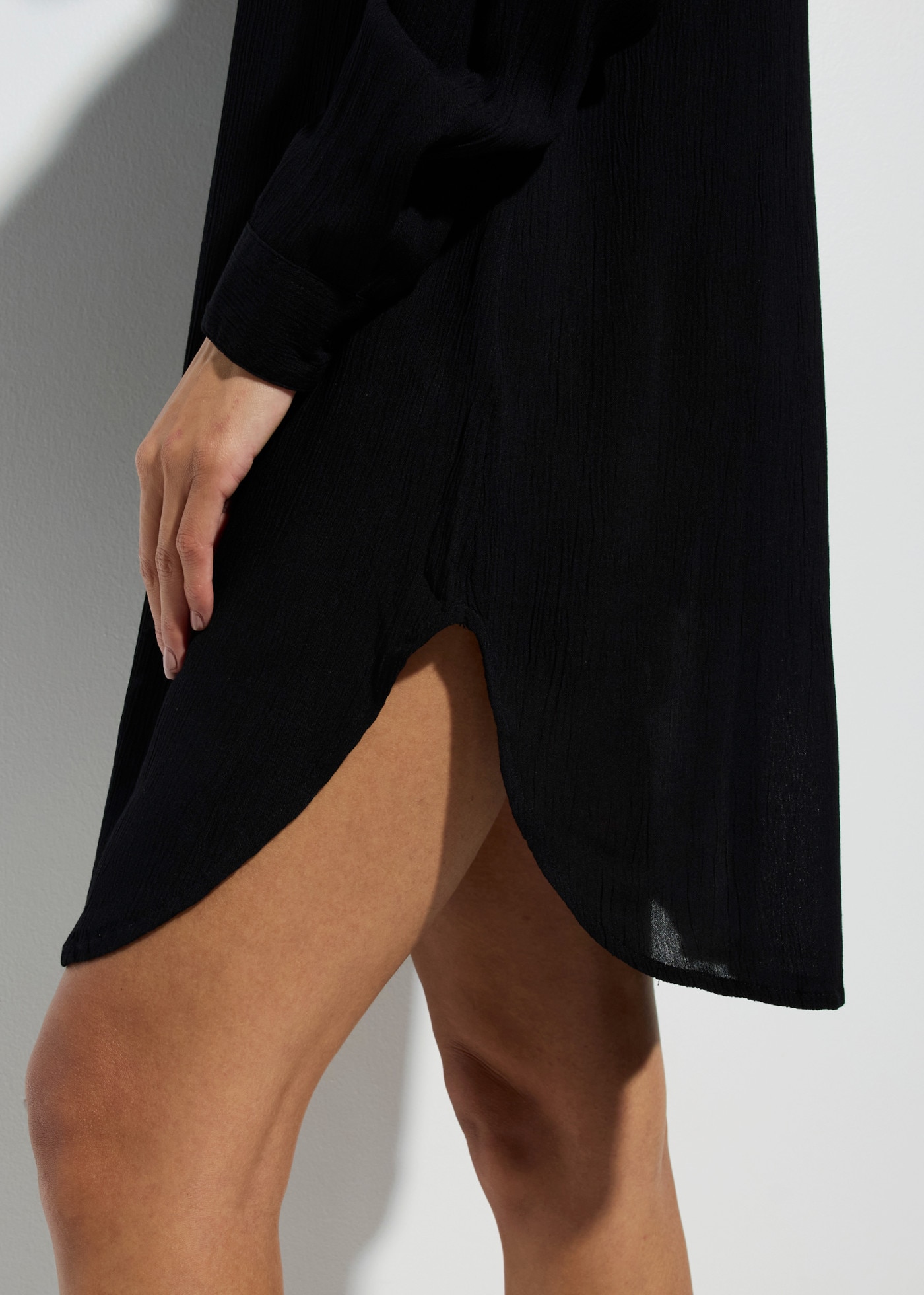 bonprix Hemdblusenkleid figurumspielende Passform, mit Hemdblusenkragen, aus Viskose, luftig