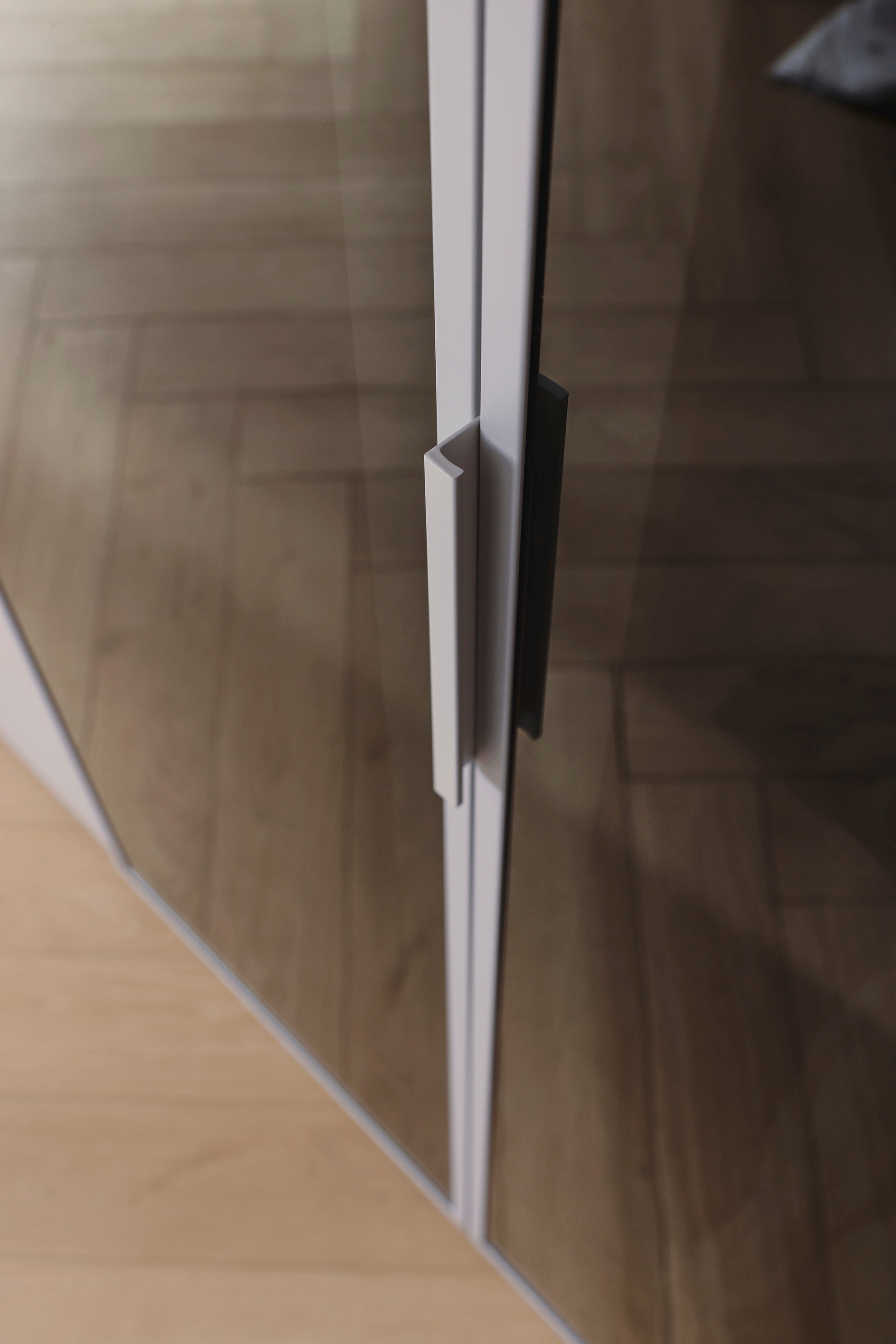 rauch Drehtürenschrank »Kleiderschrank Schrank Garderobe SKAT SHINE mit hochwertigem,«, transparentem Grauglas inkl. umfangreichem Zubehör MADE IN GERMANY