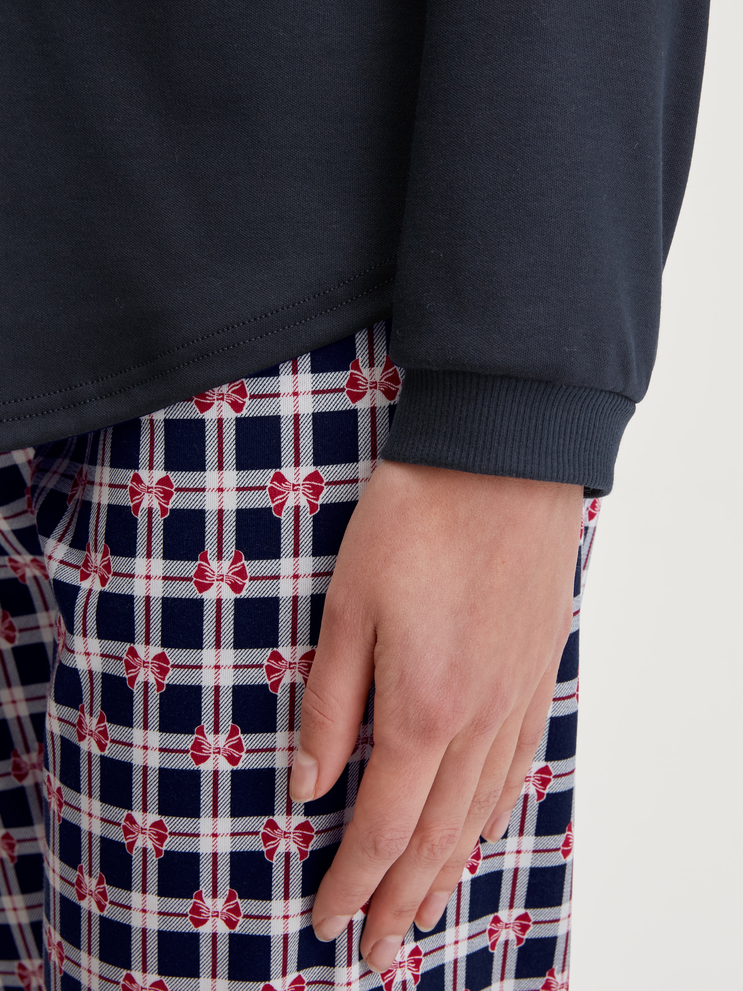 CALIDA Schlafanzug »Family & Friends« 2 tlg. Knopfleiste, Pure Cotton, Langarm, Serafino-Ausschnitt, weich