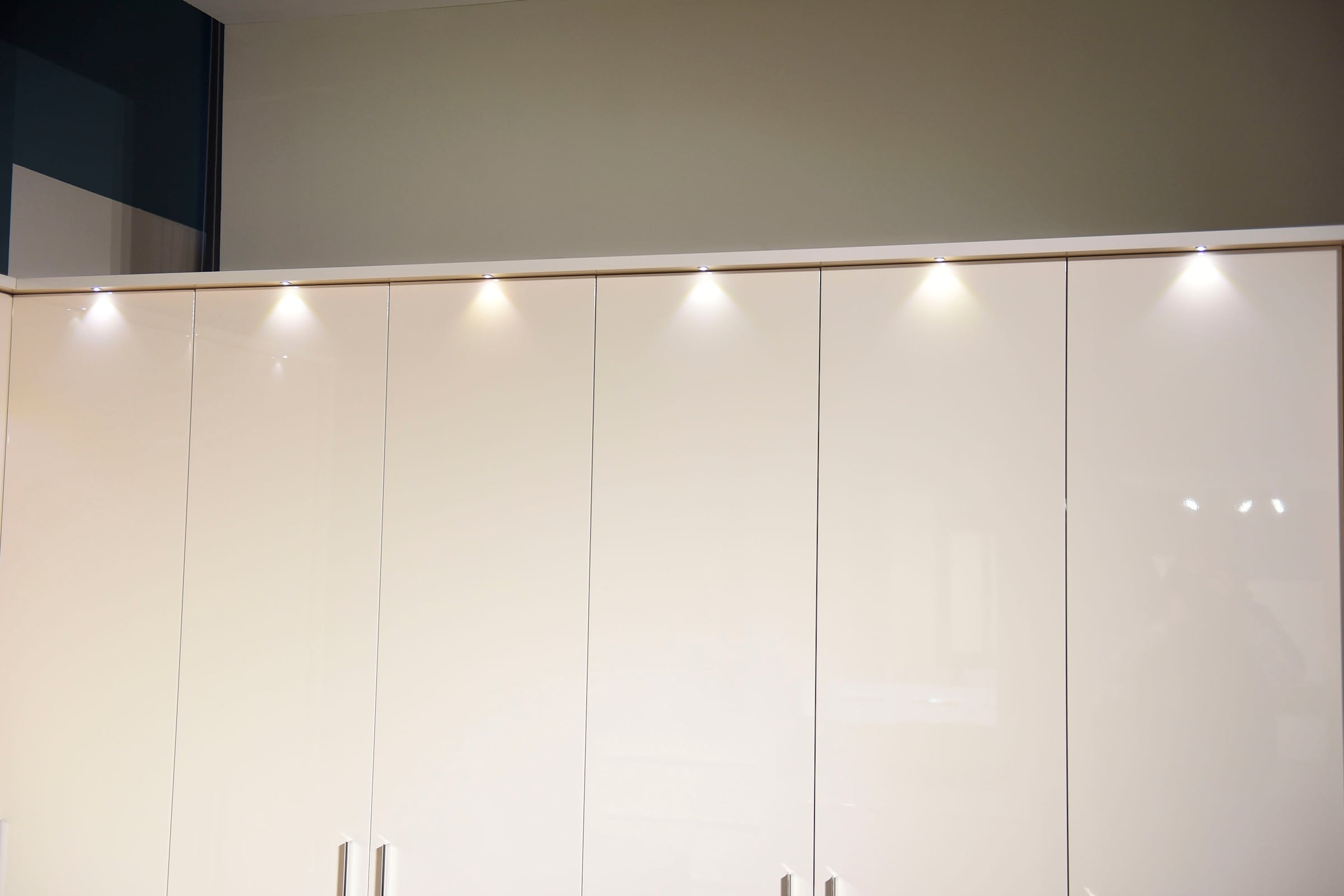 Places of Style Drehtürenschrank »Piano«, weiß, verschiedene Breiten mit 2 Schubladen, inklusive Beleuchtung