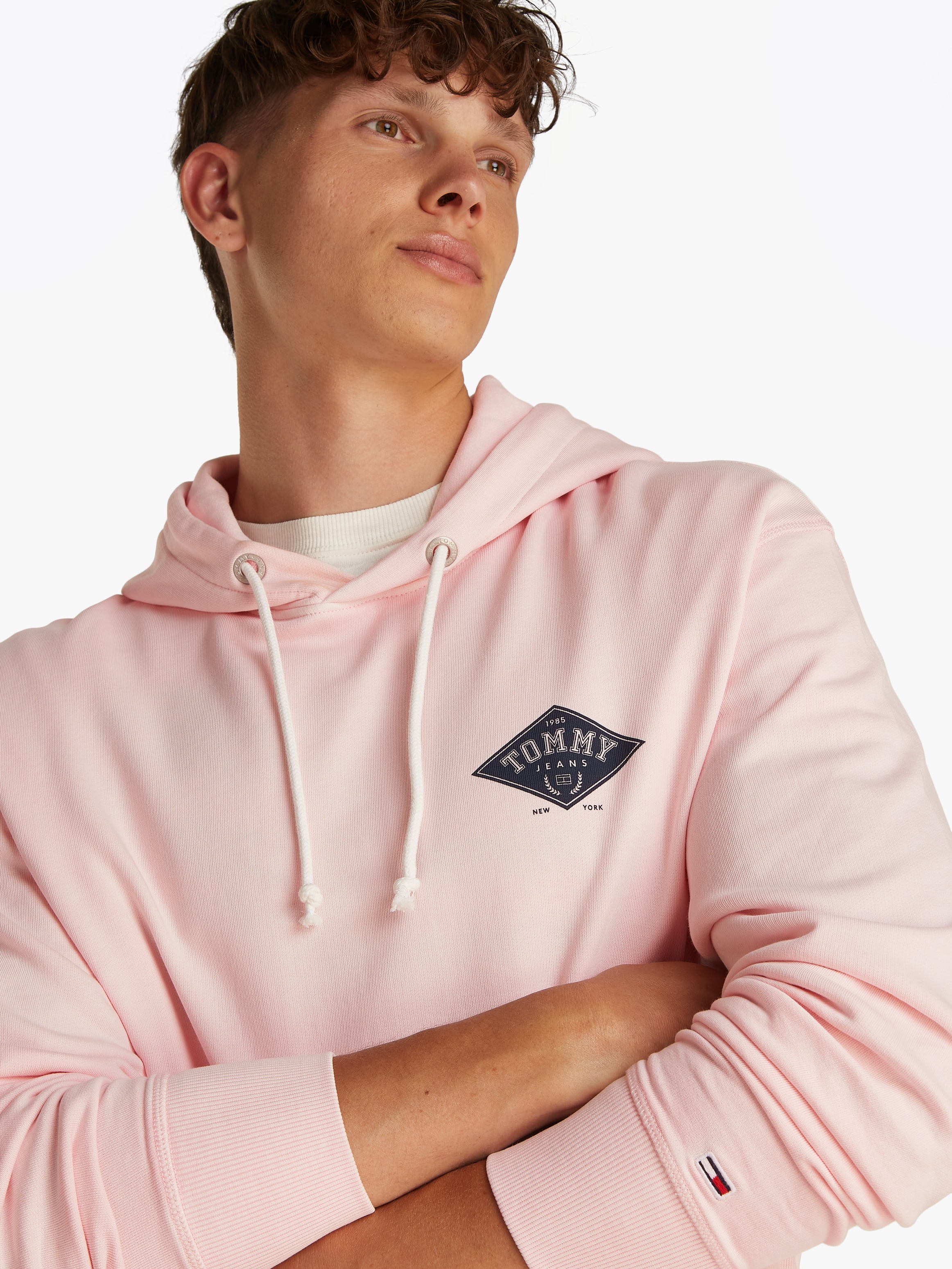 Tommy Jeans Kapuzensweatshirt »TJM RLX VARSITY GRAPHICS HOODIE«, mit großem Rückenprint