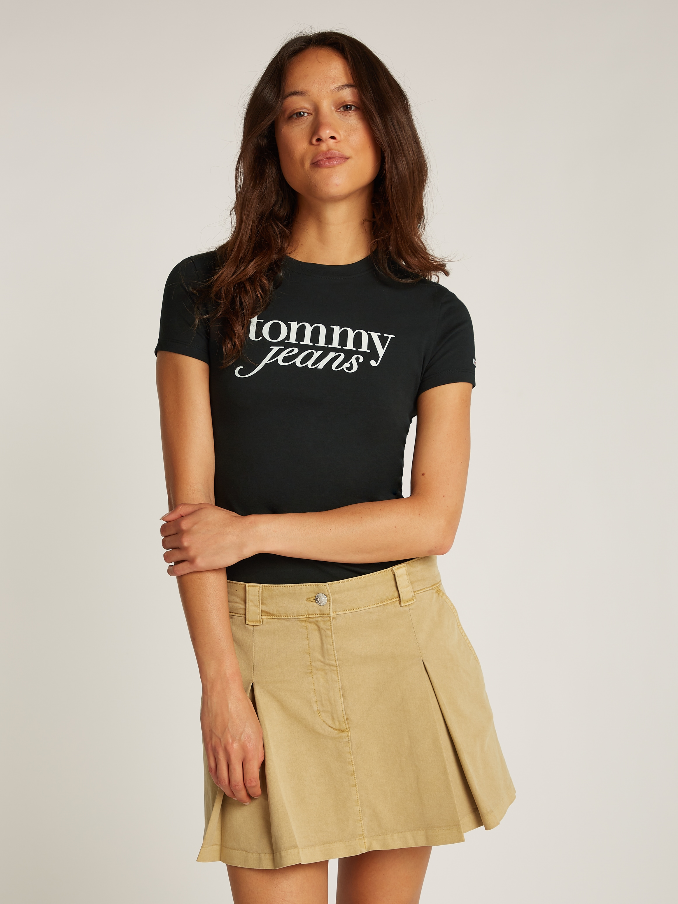 Tommy Jeans Curve Rundhalsshirt »Shirt TJW SLIM ESSENTIAL«, in Großen Größen, Logo-Print auf Brusthöhe, mit Logostickerei
