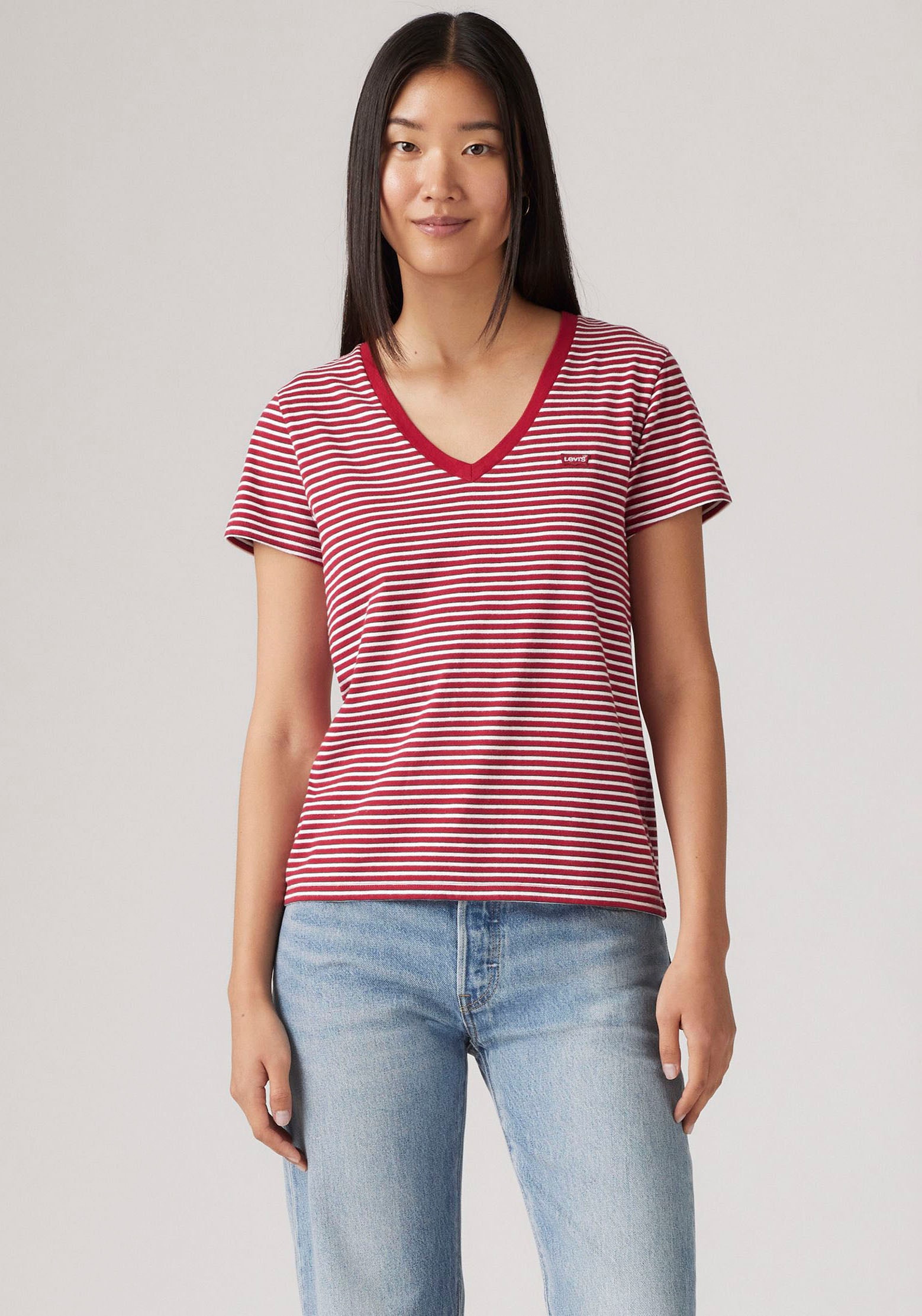 Levi's® V-Shirt »PERFECT VNECK«, mit Mini-Batwing-Logostickerei