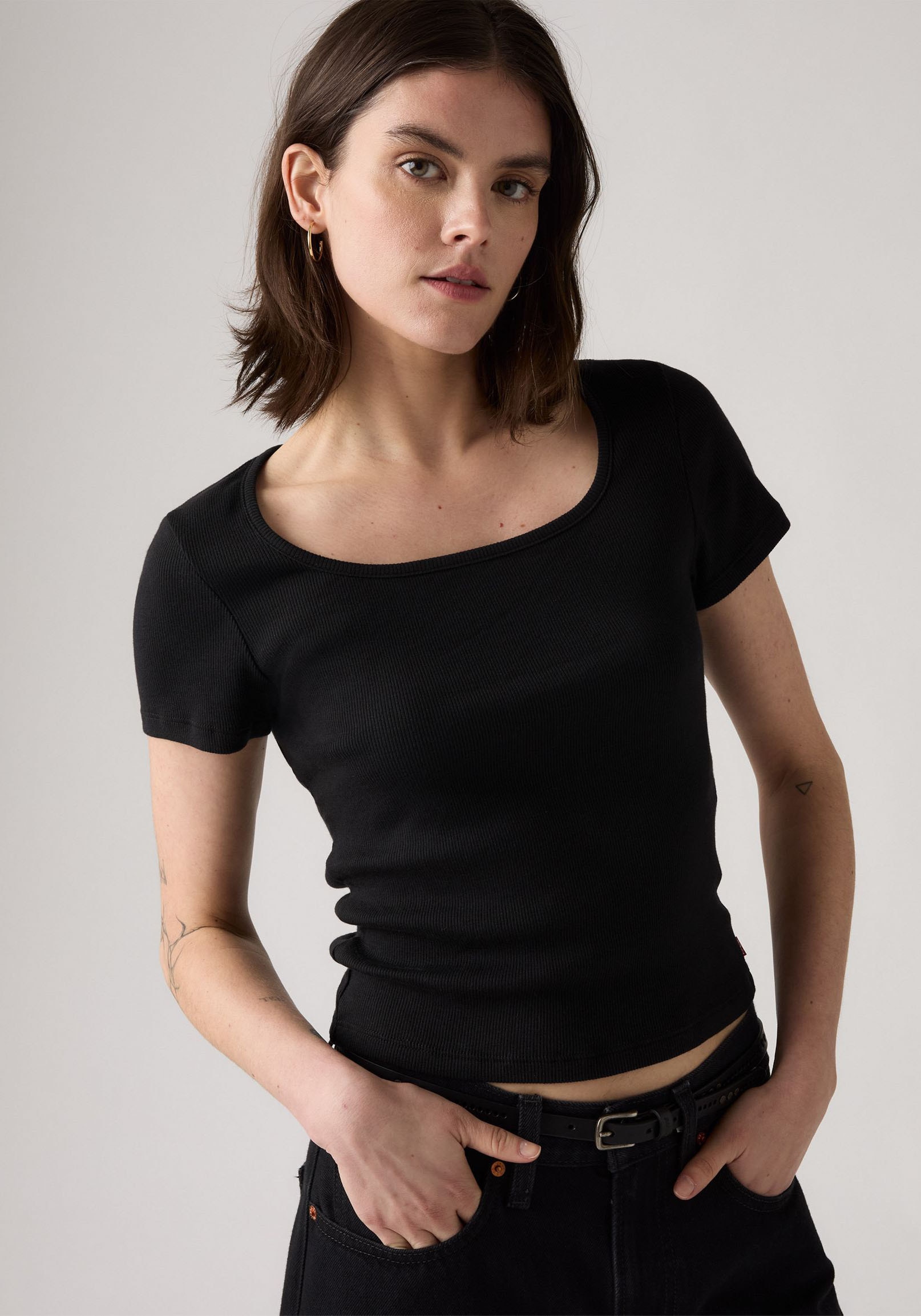 Levi's® T-Shirt »ESSENTIAL SQRD NE«, Feinrippqualität