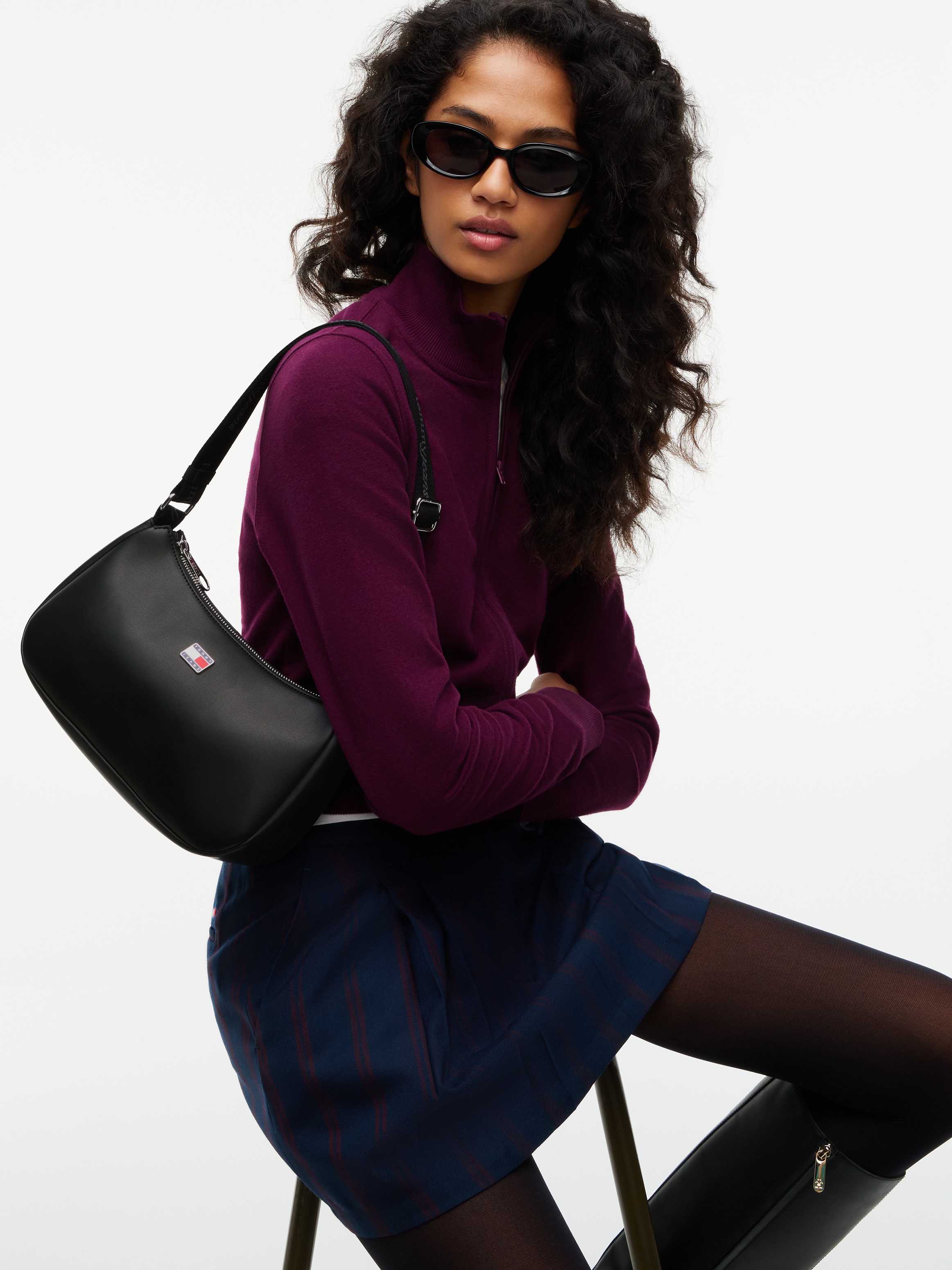 Tommy Jeans Schultertasche »TJW DAILY ELEVATED SHOULDER BAG« Damen Handtasche, Umhängetasche mit Logo-Schmuckelement