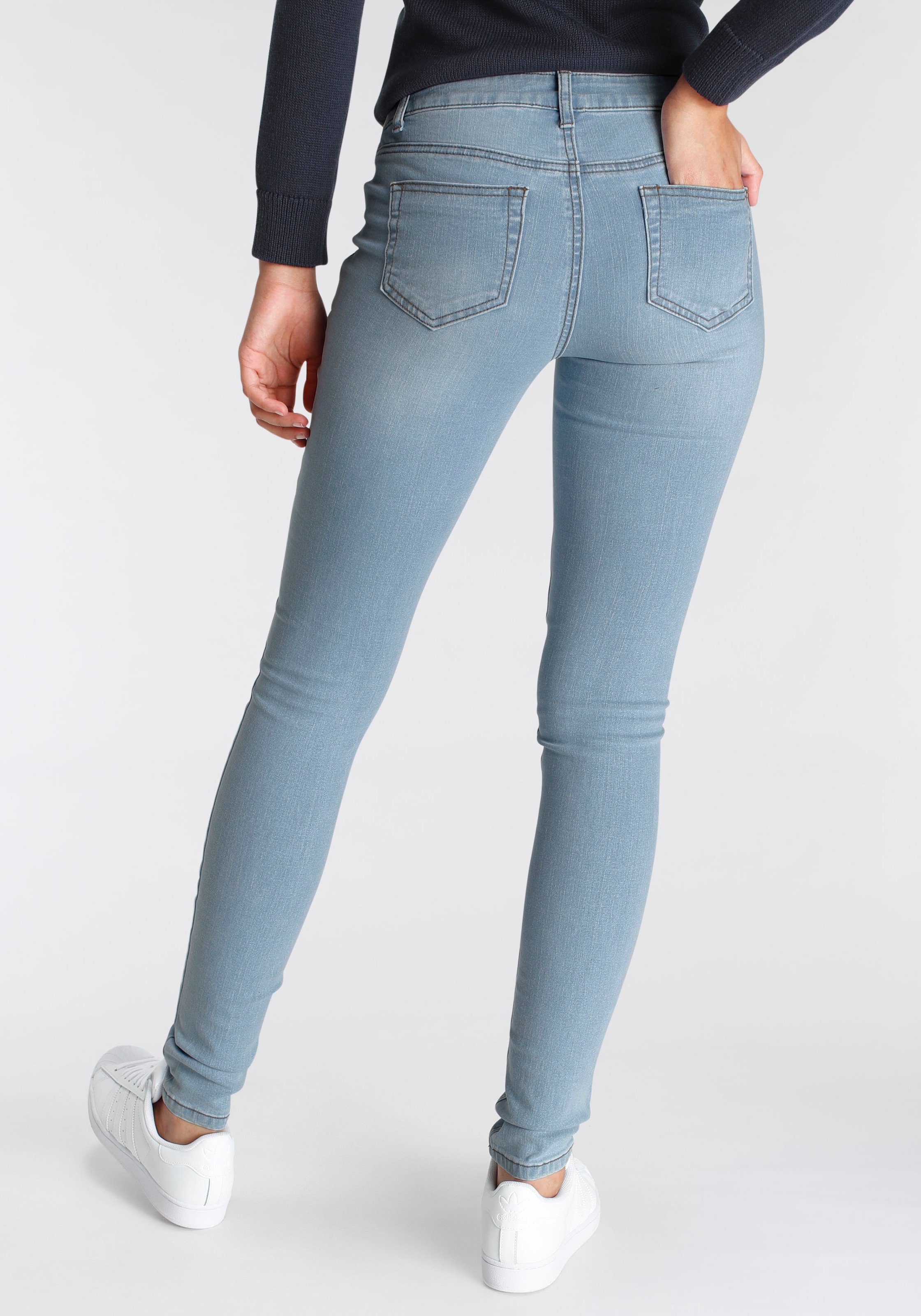 Arizona Skinny-fit-Jeans »mit Keileinsätzen«, extra-enger Beinschnitt, niedrige Leibhöhe