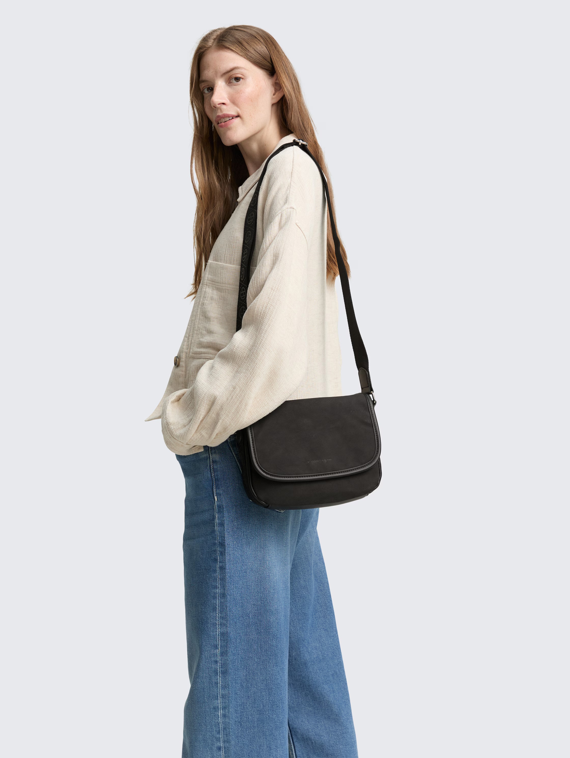 TOM TAILOR Satteltasche »Yara«, feines Nubukimtat mit Glattlederimitat sowie Gewebeband mit Logodruck