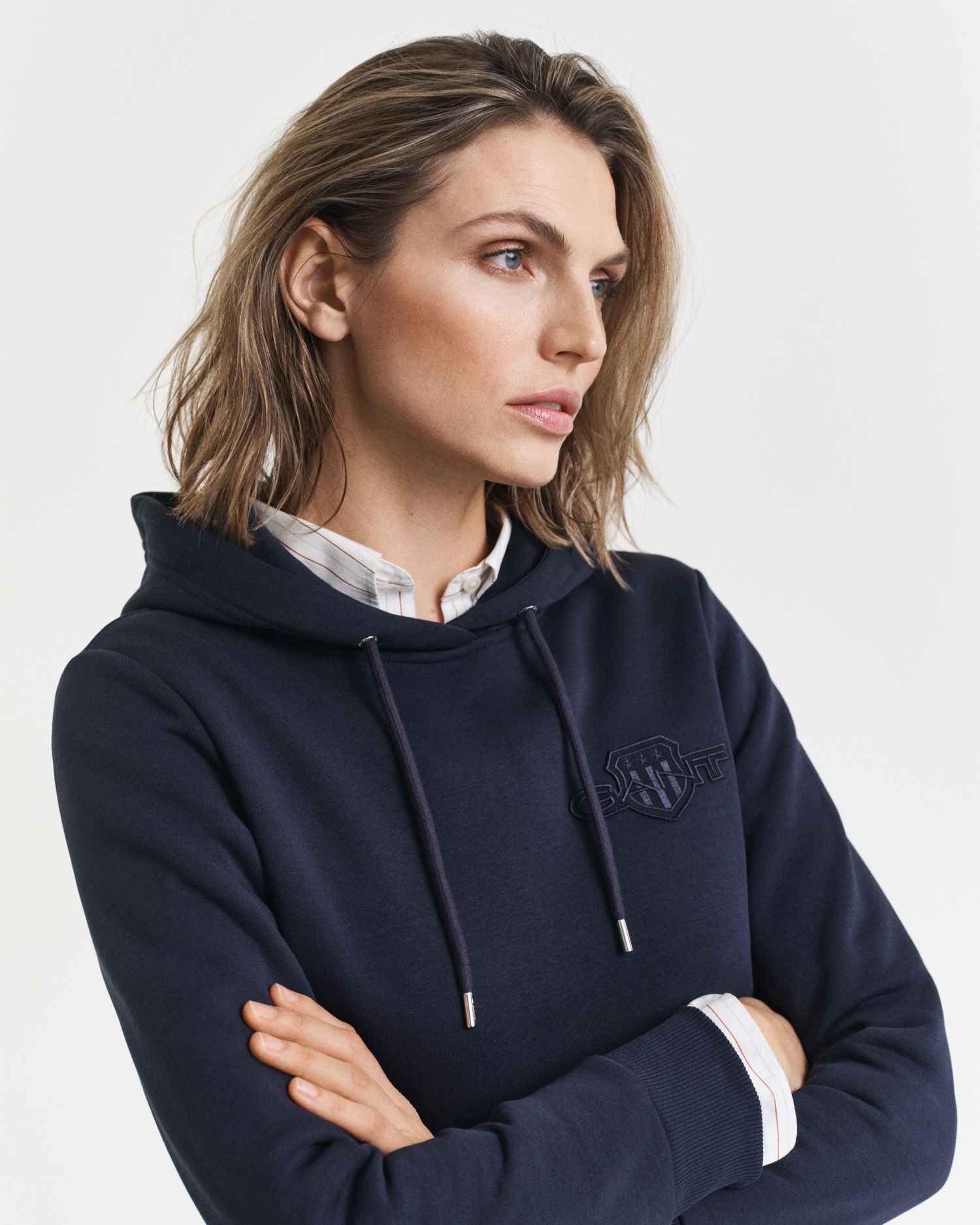 Gant Hoodie »REG TONAL SHIELD HOODIE«, Ton in Ton Stickerei, Rippbündchen