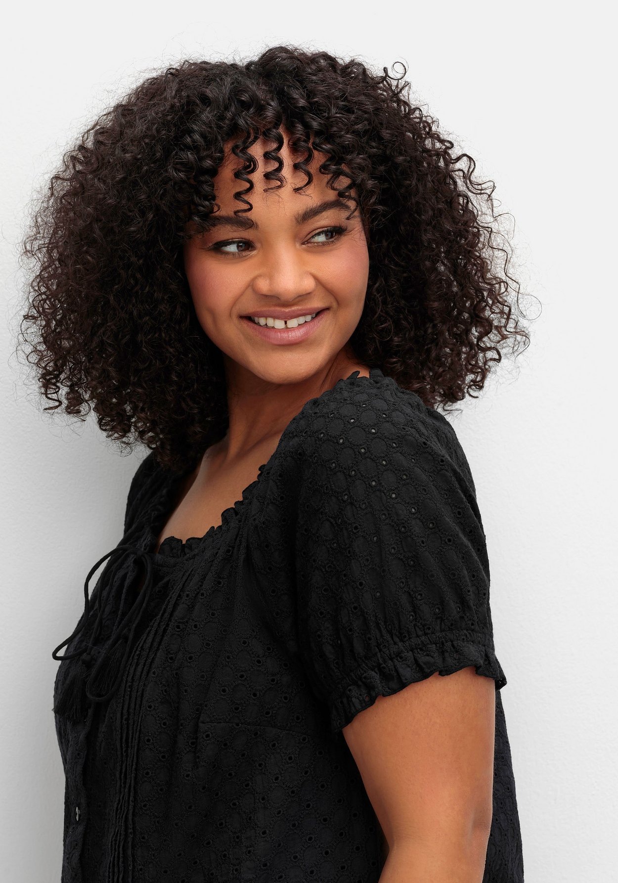 Sheego Kurzarmbluse »Bluse mit Lochstickerei und Carmen-Ausschnitt«