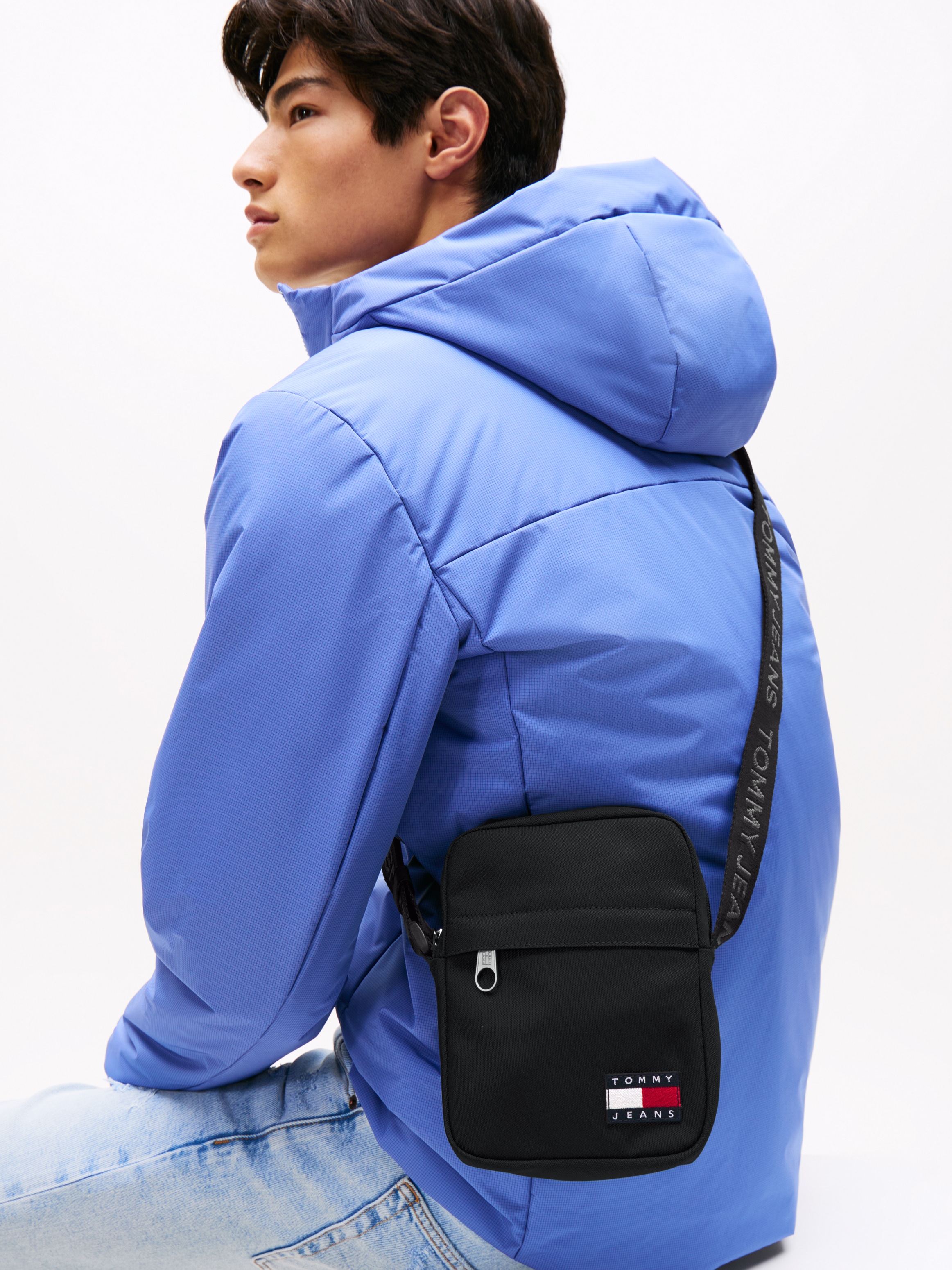 Tommy Jeans Umhängetasche »TJM ESS DAILY REPORTER« , Men Schultertasche, Freizeitasche mit Tommy Jeans Flaggen-Aufnäher