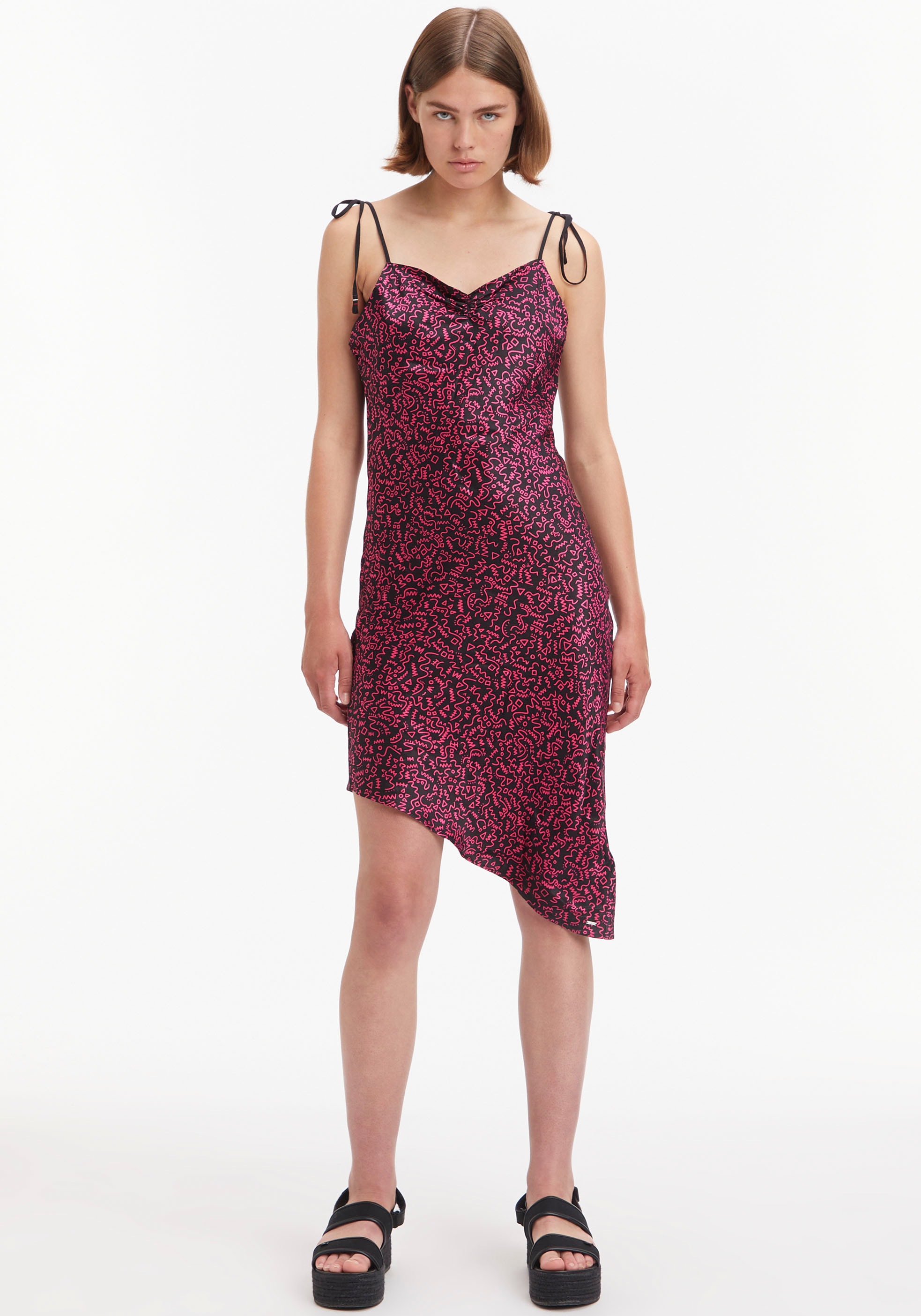 Tommy Jeans Partykleid »TJW CLUBBING AOP MIDI DRESS«, mit asymmetrischem Saum &... kaufen