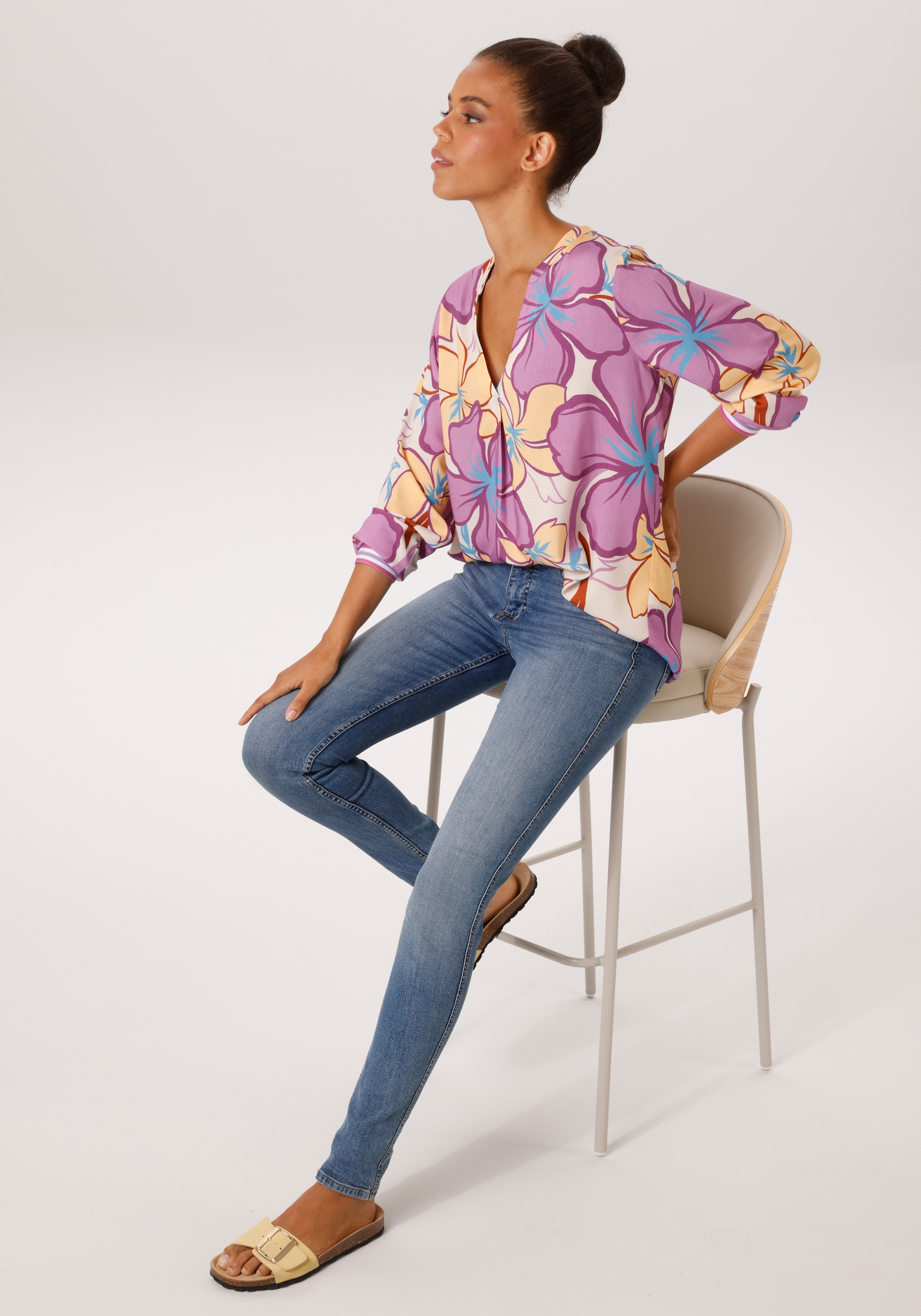 Aniston CASUAL Schlupfbluse mit farbenfrohen, großflächigen Blüten bedruckt - NEUE KOLLEKTION