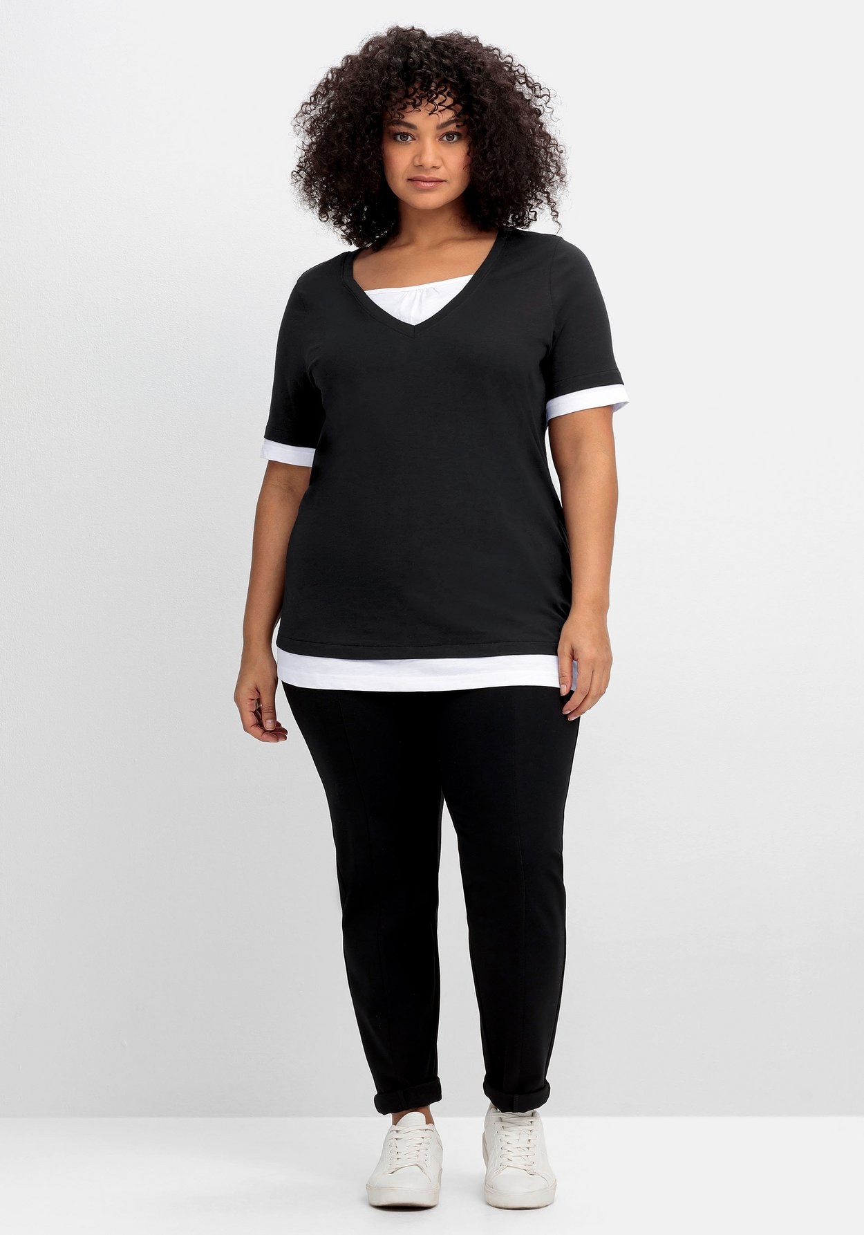 Sheego 2-in-1-Shirt »Jerseyshirt in 2-in-1-Optik, mit V-Ausschnitt«, in 2-in-1-Optik, mit V-Ausschnitt