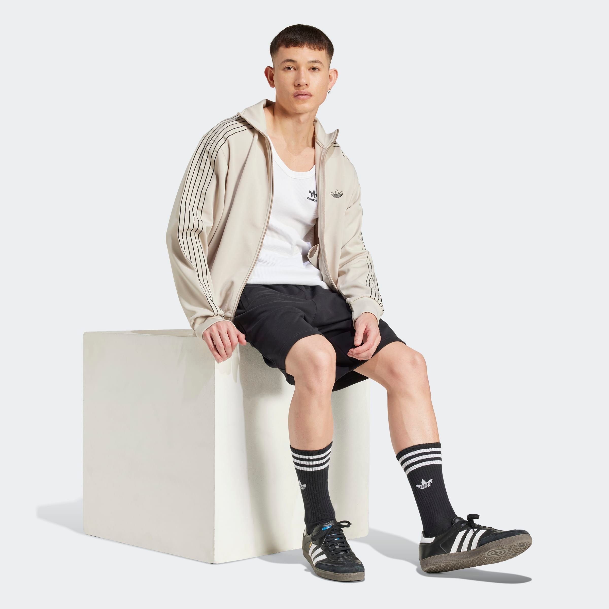 adidas Originals Shorts »ESS SHO«, (1 tlg.), Essential Sweat Shorts mit Logo, aus weichem French-Terry Material