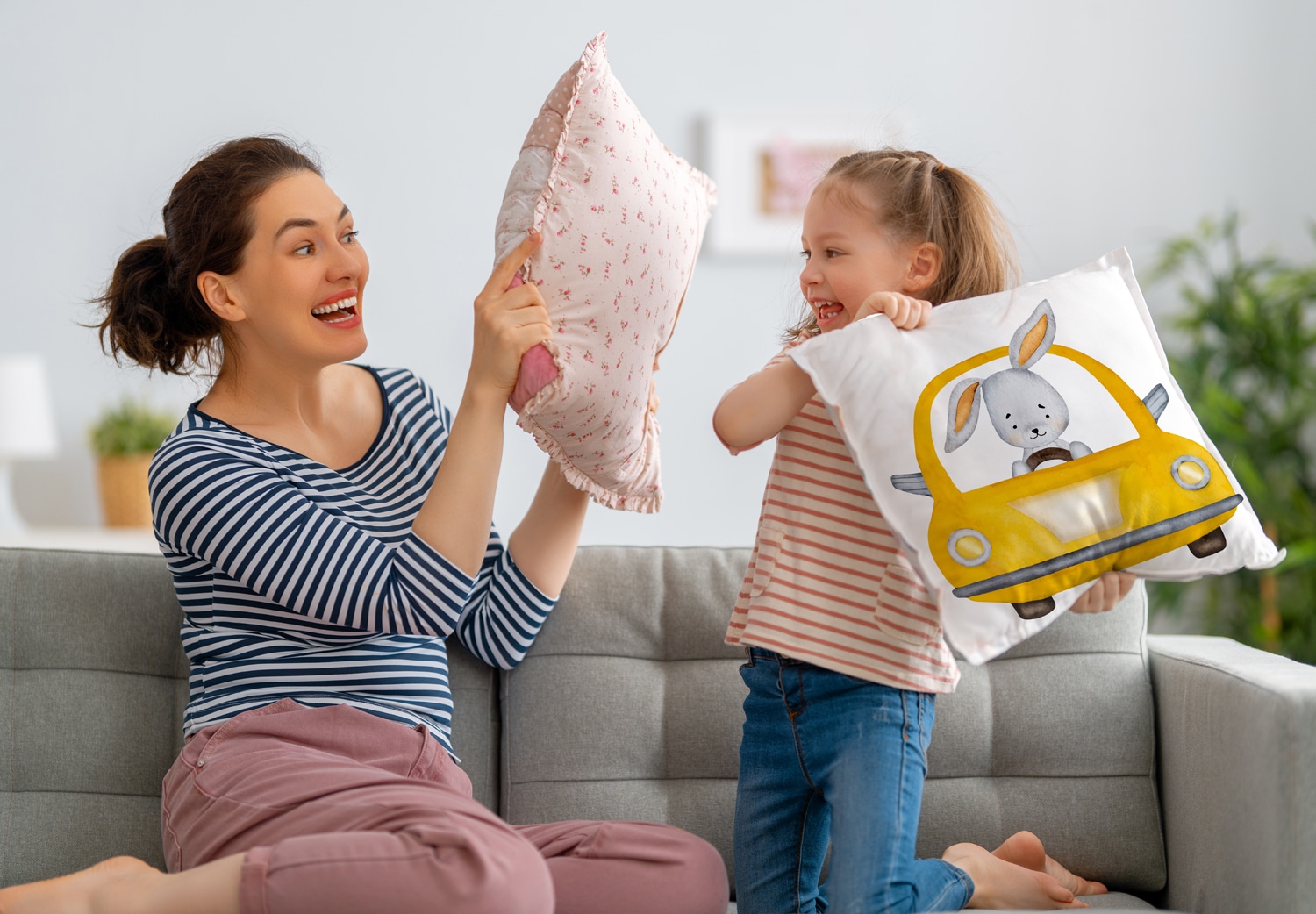 queence Dekokissen »Hase im Taxi«, Kissenhülle mit HD Premium Druck, geruchsneutral, 40x40cm