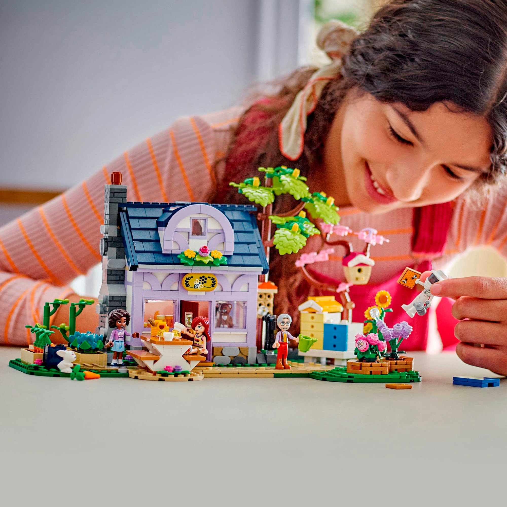 LEGO® Konstruktionsspielsteine »Haus und Blumengarten der Imker (42669), LEGO Friends«, (1161 St.), Made in Europe