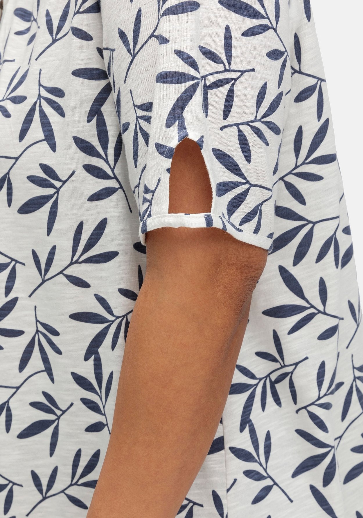 Sheego T-Shirt »Shirt mit Blätterprint und Perlen-Detail«