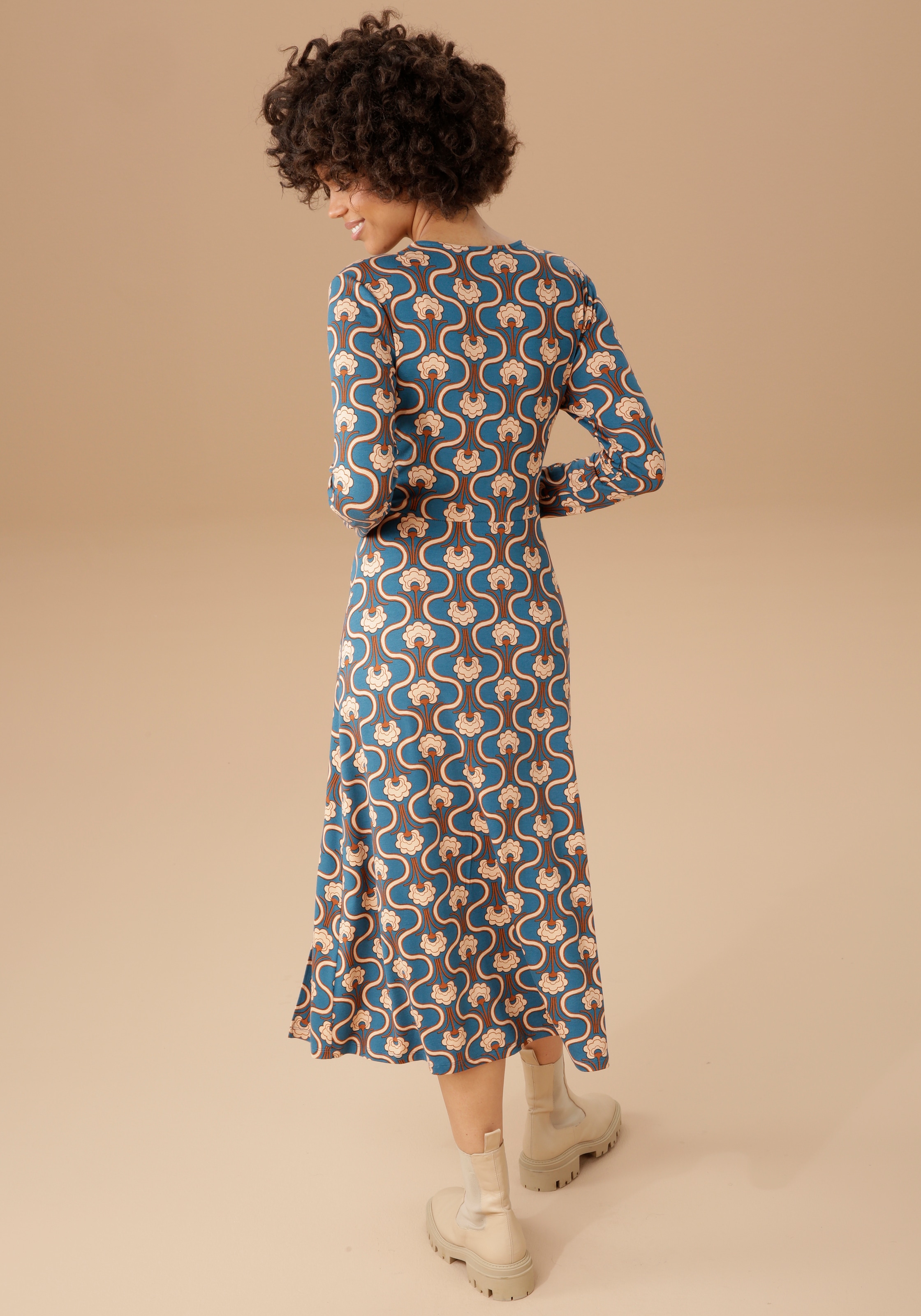 Aniston CASUAL Jerseykleid, mit trendigem Retromuster bedruckt