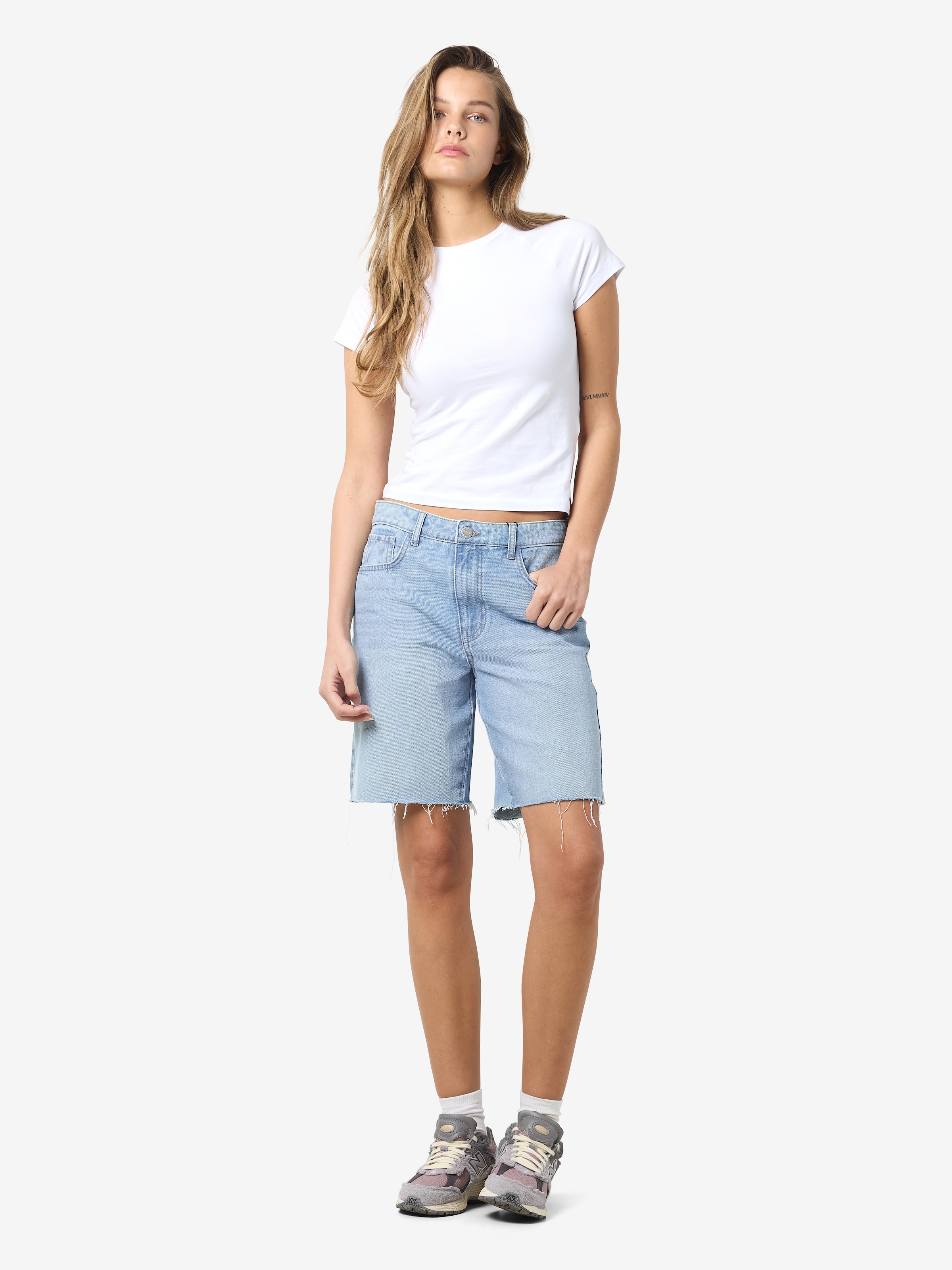 Noisy may Jeansshorts »NMHOLLA NW LOOSE SHORT AZ425LB NOOS«, modisch offene Säume
