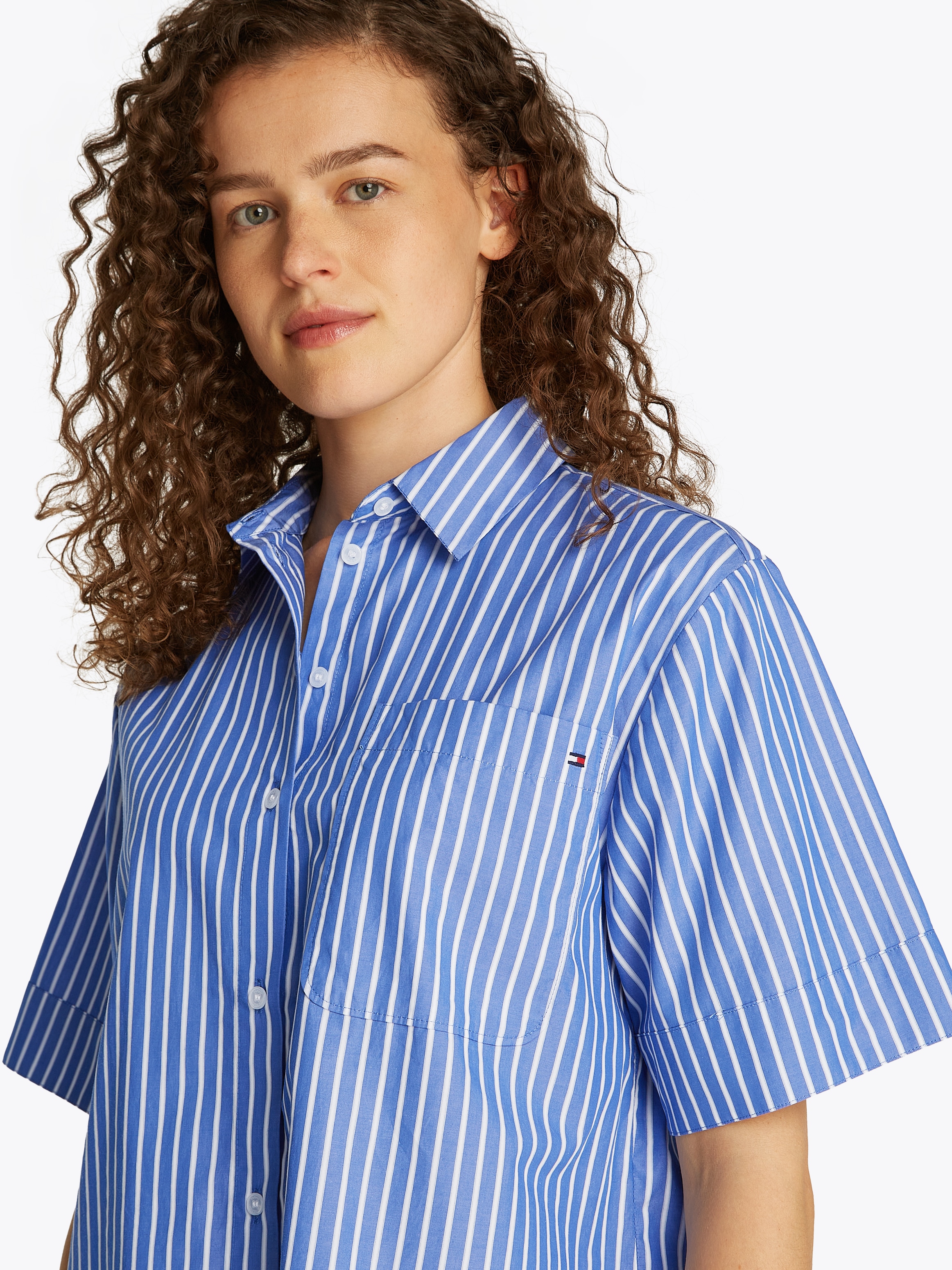 Tommy Hilfiger Kurzarmshirt »POPLIN BOXY SHORT S/S SHIRT«, mit Brusttasche, Logostickerei