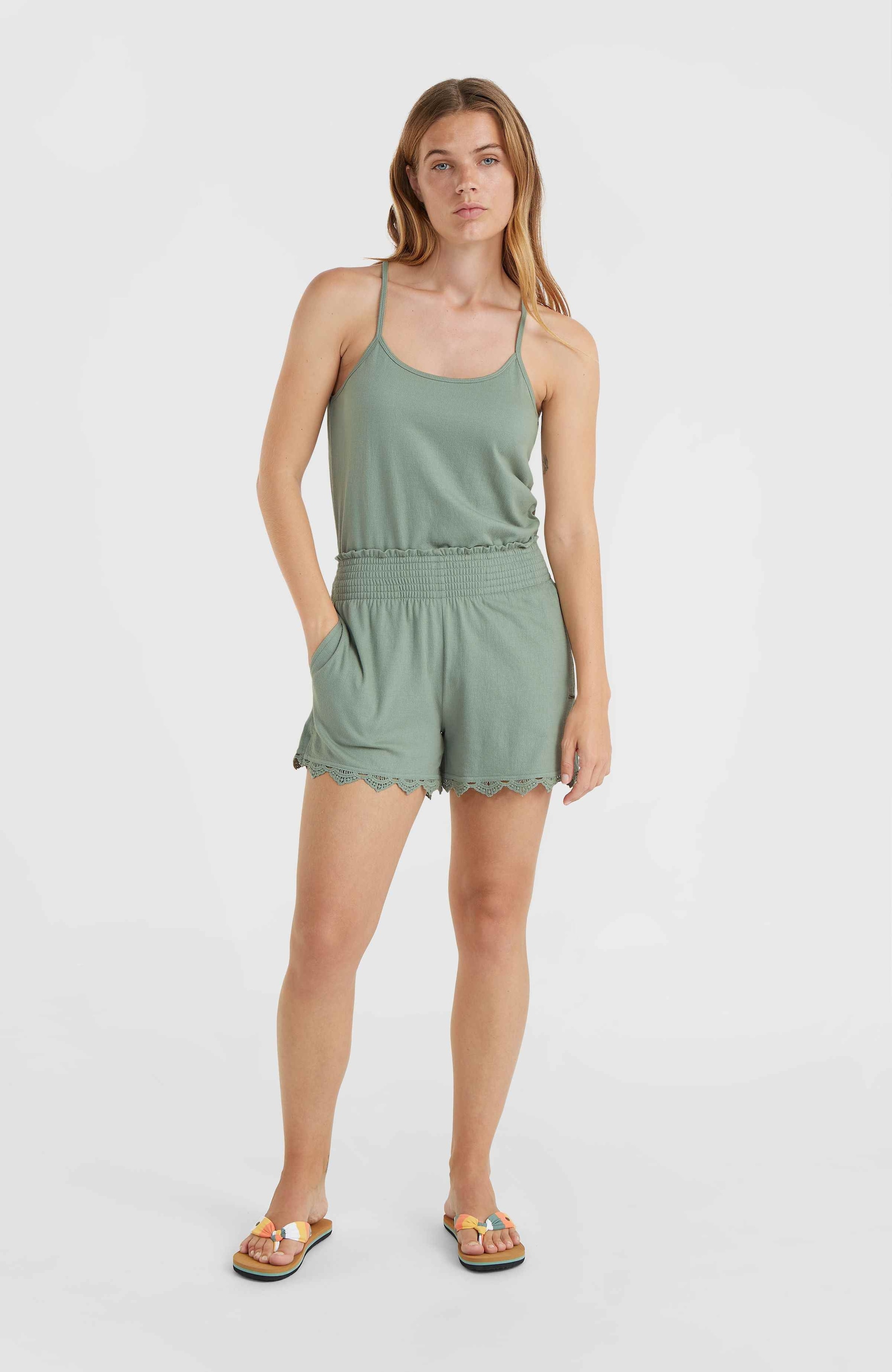 O'Neill Sweatshorts »ESSENTIALS AVA SMOCKED SHORTS«, mit Häkeldetails