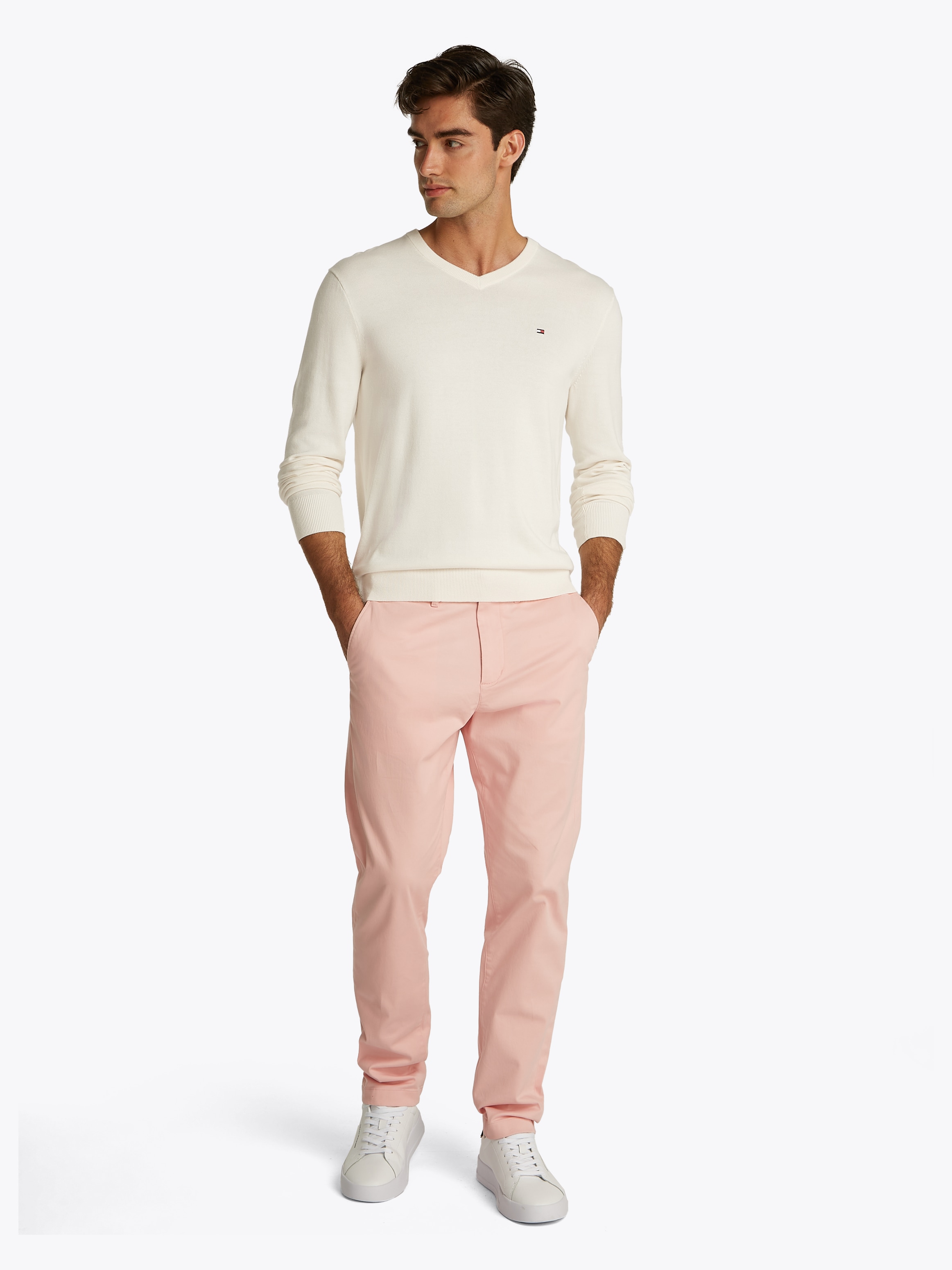 Tommy Hilfiger Strickpullover »ESSENTIAL COTTON V NECK mit V-Ausschnitt und Stickerei« unifarben, casual, regular fit, Baumwolle, V-Ausschnitt