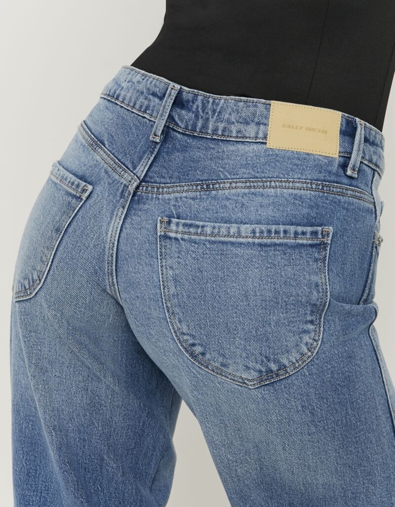 Tally Weijl Low-rise-Jeans »SPADEPALLAS« Baumwollmischung, Low-Waist mit geradem Beinverlauf und Strass-Anhänge