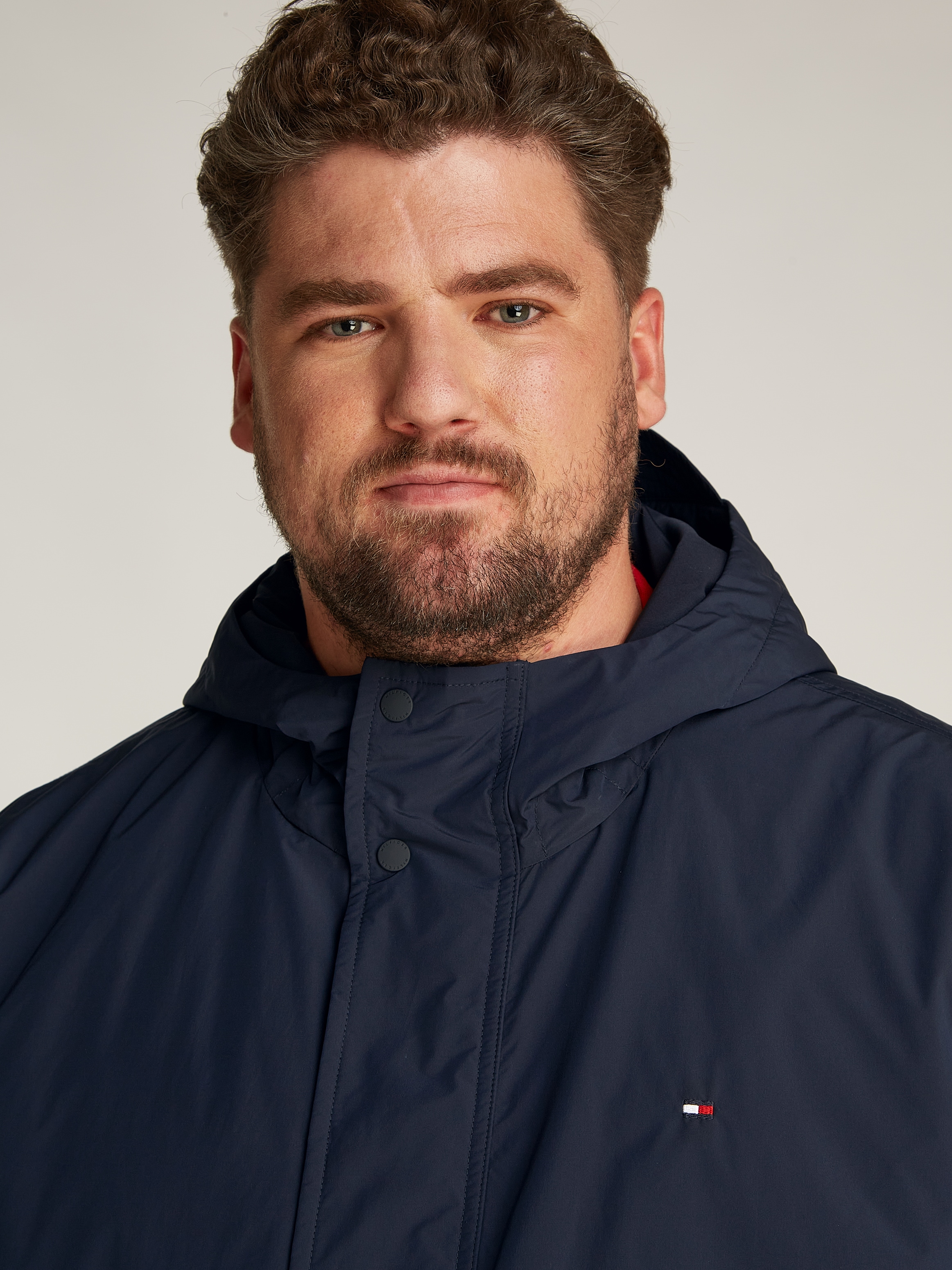 Tommy Hilfiger Big & Tall Allwetterjacke »BT-LW PACKABLE HOODED JKT-B«, mit Kapuze, in Großen Größen, Logostickerei