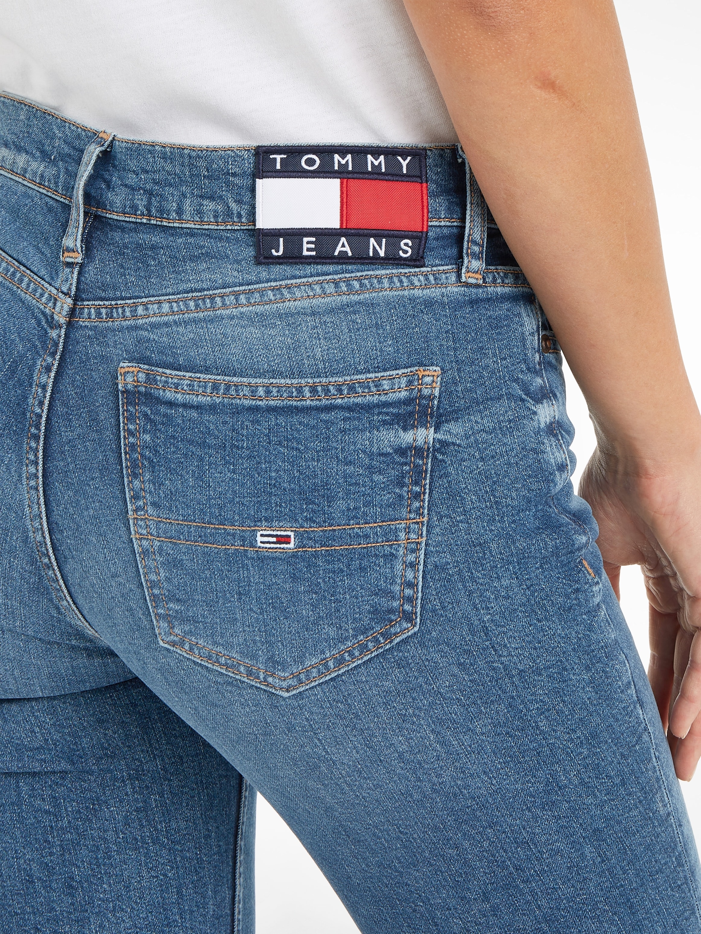 Tommy Jeans Bootcut-Jeans »MADDIE MR BC DG5161«, mit Logobadge und  Logostickerei bei ♕