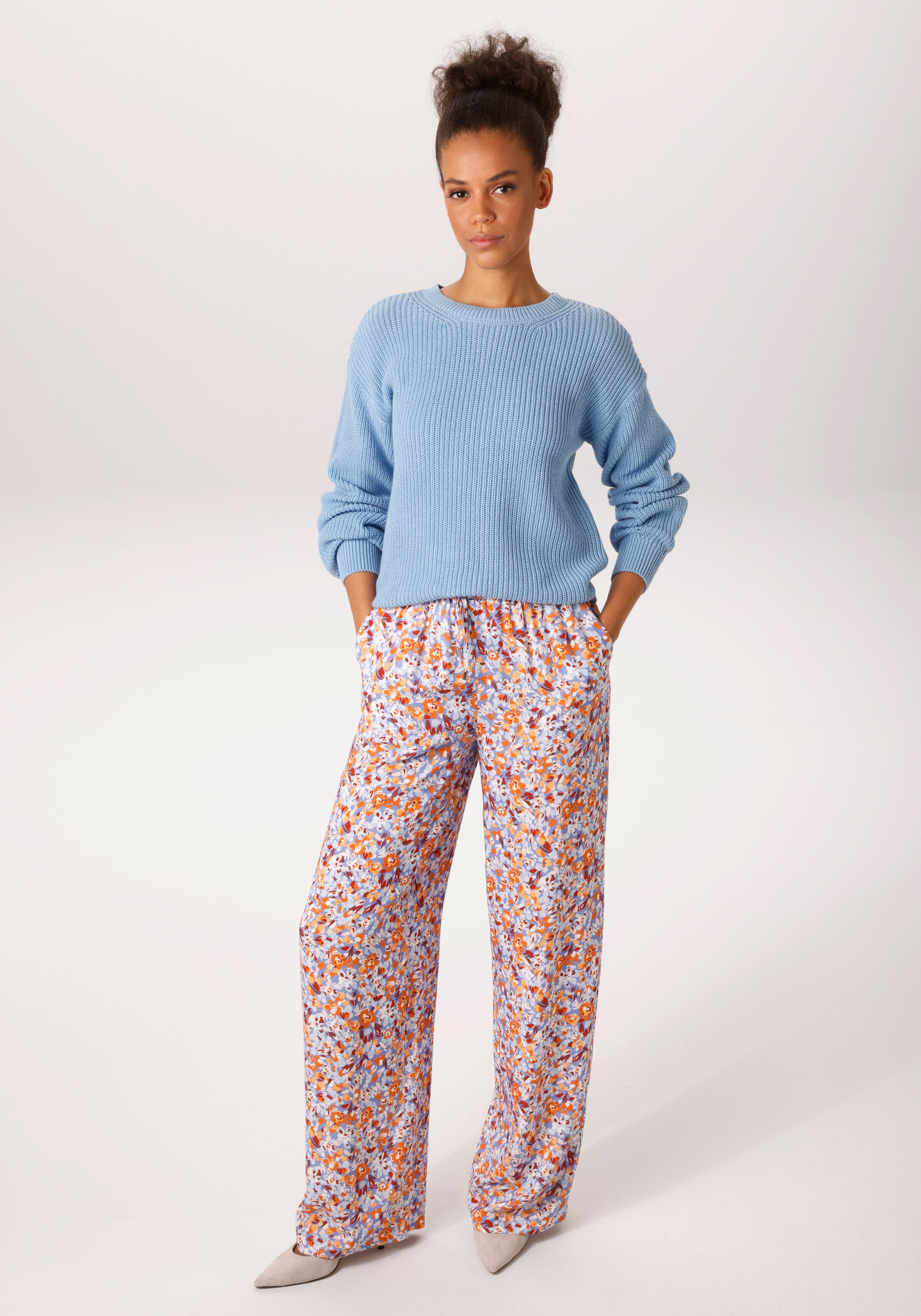 Aniston CASUAL Schlupfhose  mit farbharmonischen, grafischen Blumen bedruckt