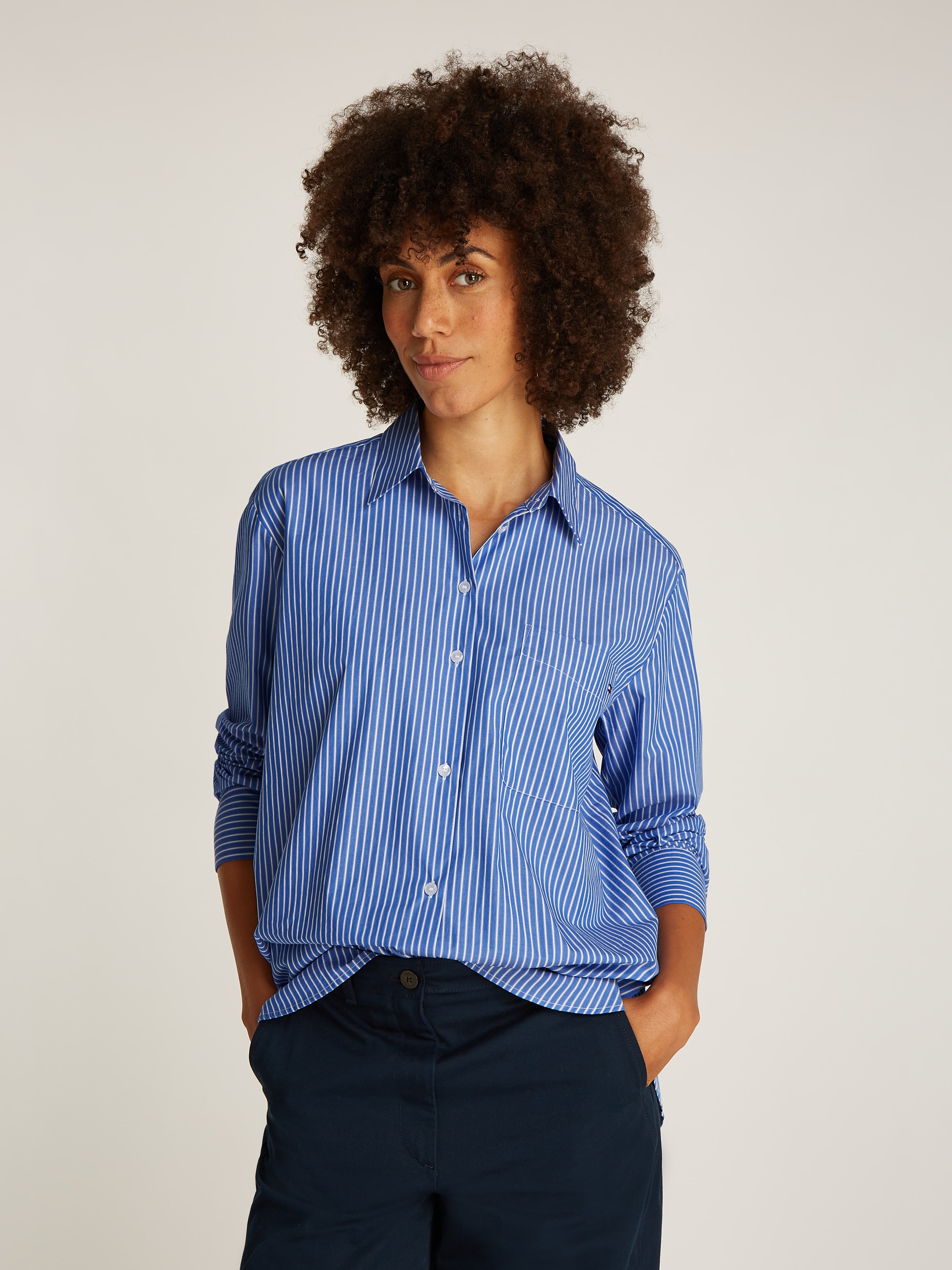 Tommy Hilfiger Hemdbluse »ESS POPLIN EASY FIT SHIRT«, Hinten länger geschnitten mit abgerundetem Saum