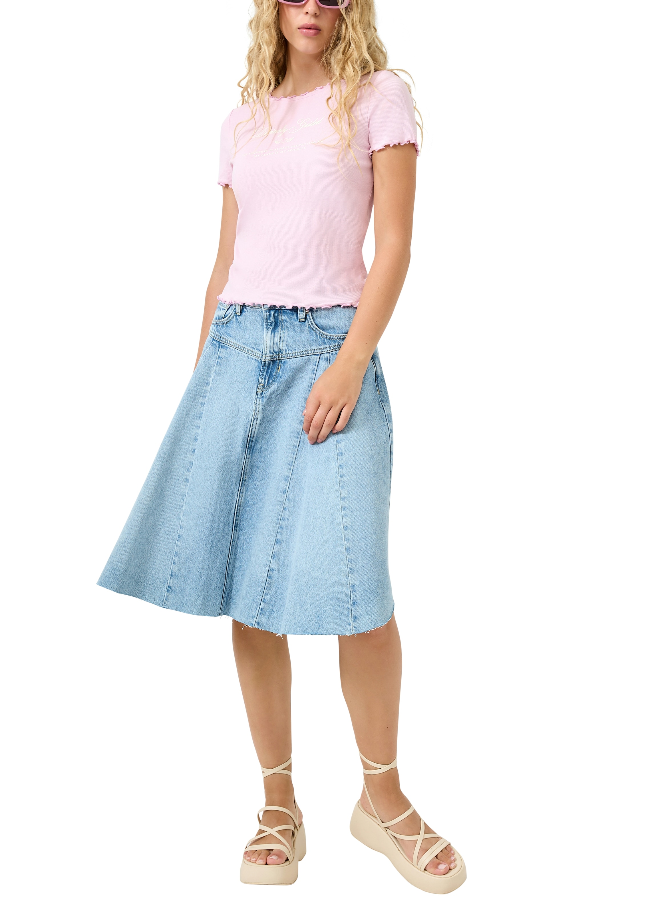 QS Kurzarmshirt mit Frontprint und gewellten Abschlüssen