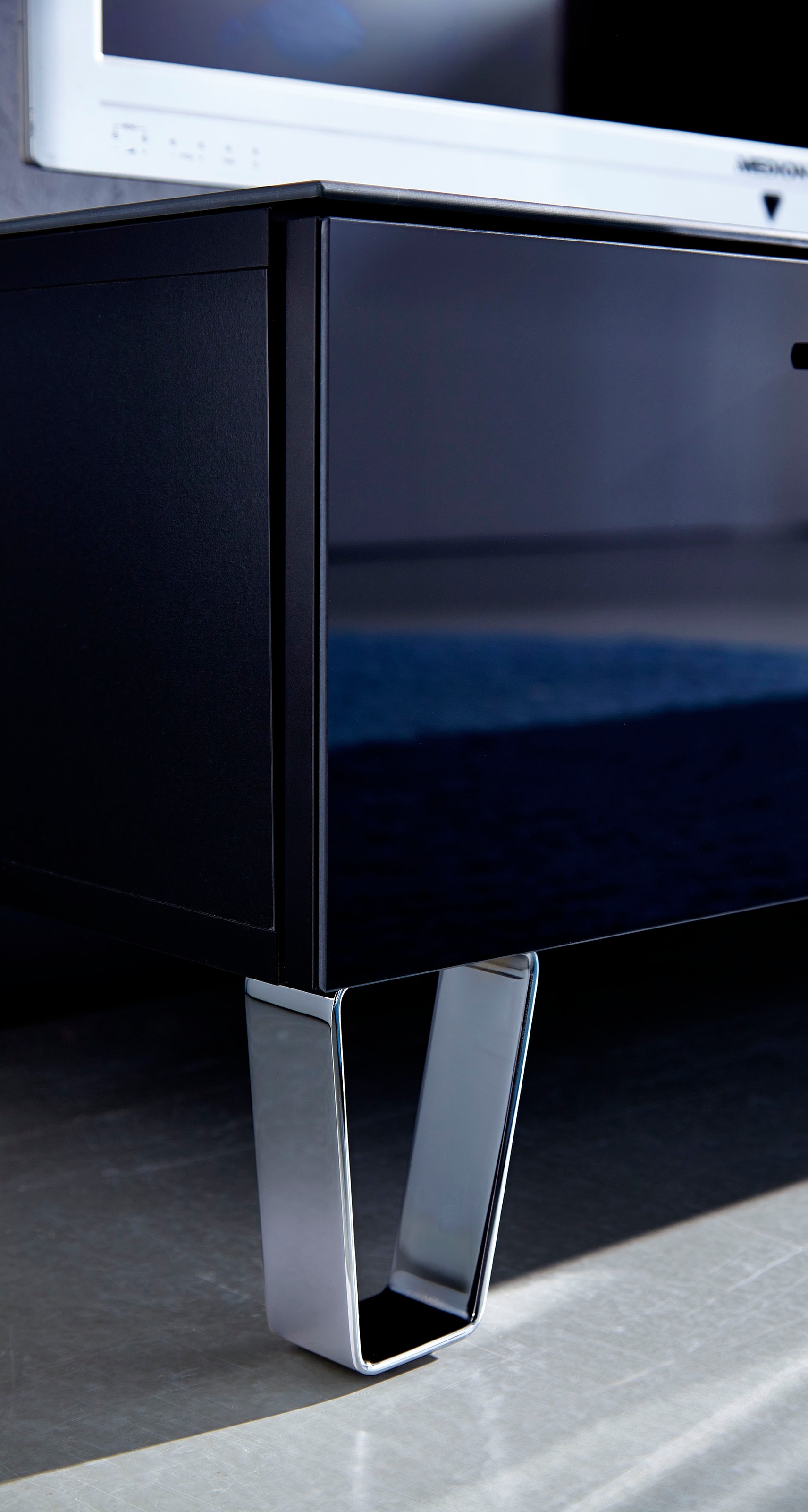 LEONARDO Lowboard »CUBE«, auf Designfüßen, mit 2 Türen, 1 Klappe, 1 SK, Breite 189 cm