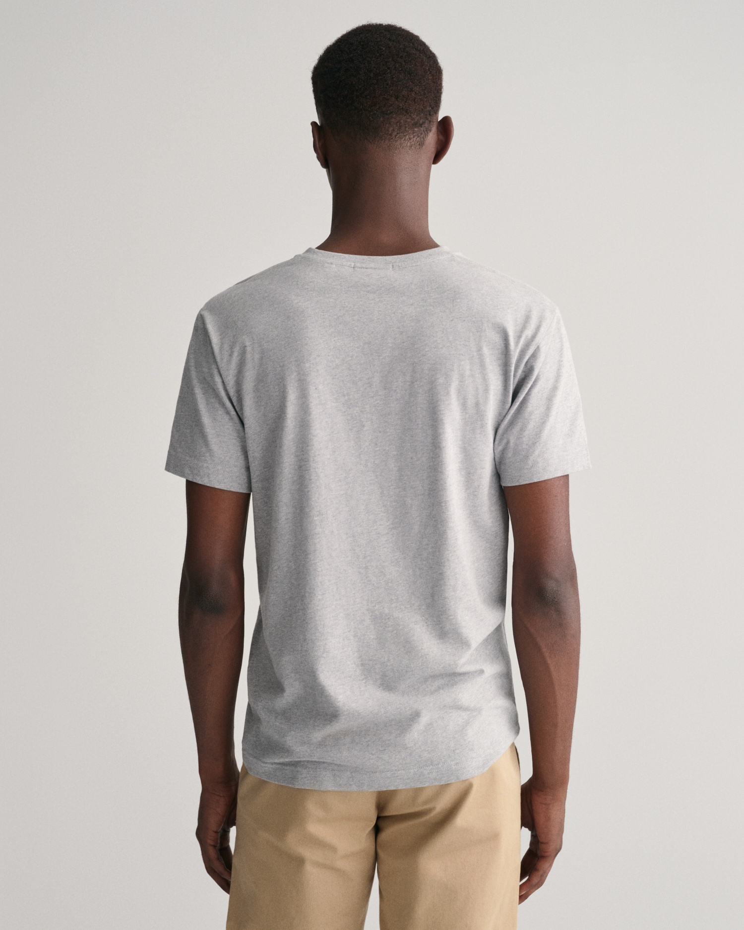 Gant T-Shirt »SLIM SHIELD Brust bei ♕ V-NECK kleinen mit T-SHIRT«, einer der Logostickerei auf