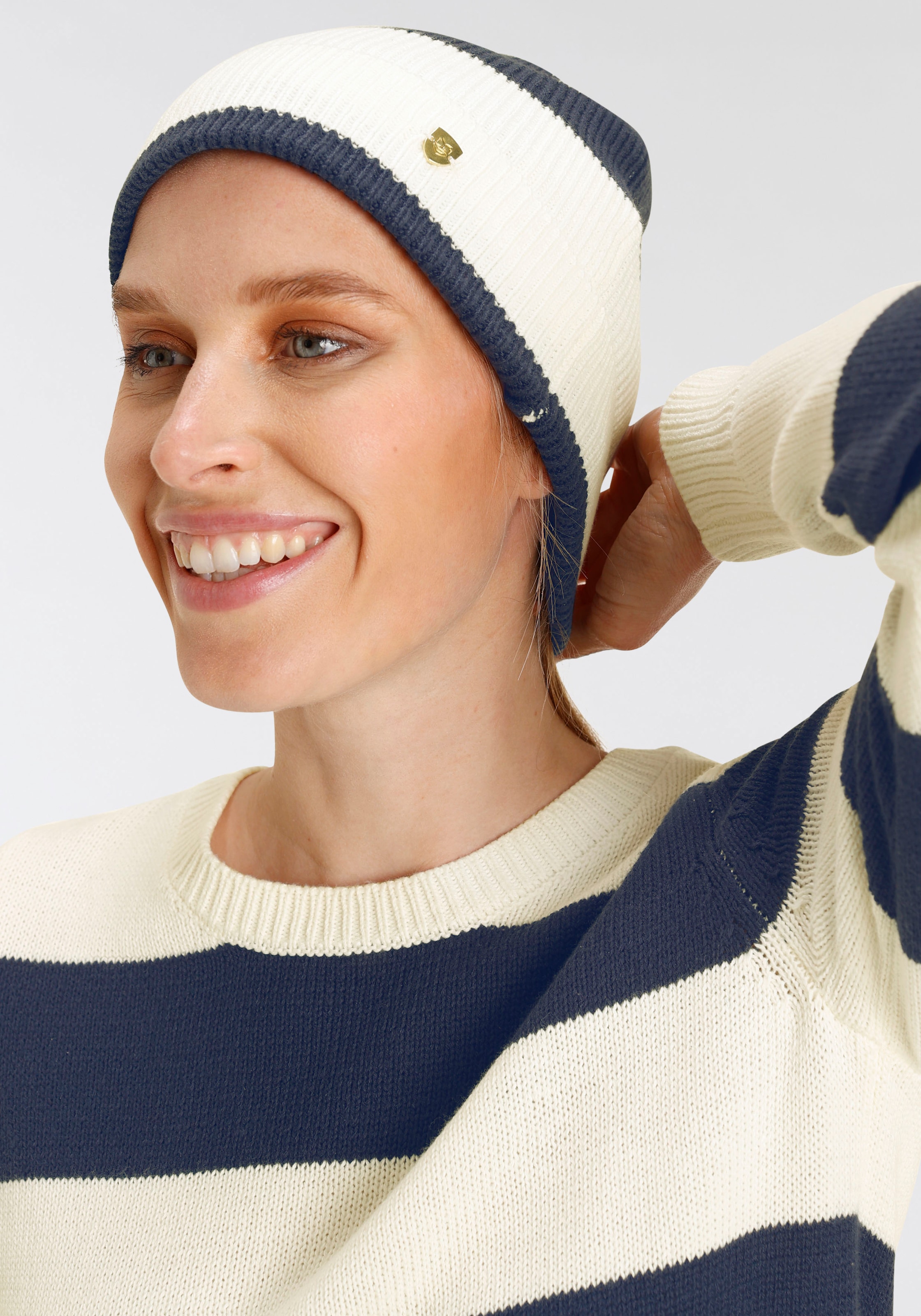 DELMAO Rundhalspullover, (Set, 2 tlg., Pullover + Mütze), mit passender Mütze