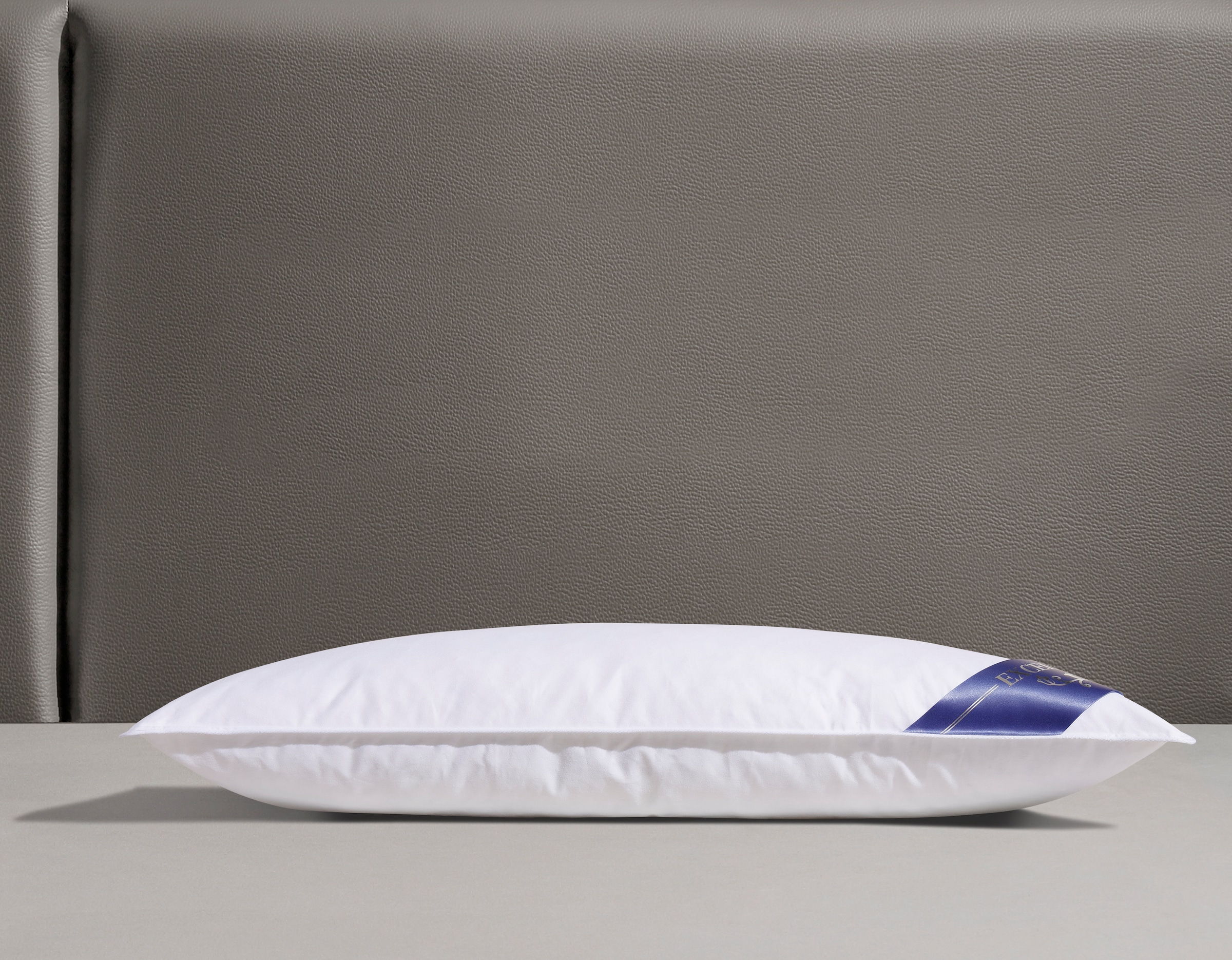 Excellent 3-Kammer-Kopfkissen »Zürich, Kissen ist made in Germany«, Füllung: 90% Daunen, 10% Federn Außenkammern, Bezug: 100% Baumwolle, (1 St.), Kopfkissen 40x80, 80x80 cm, flauschig & allergikerfreundlich