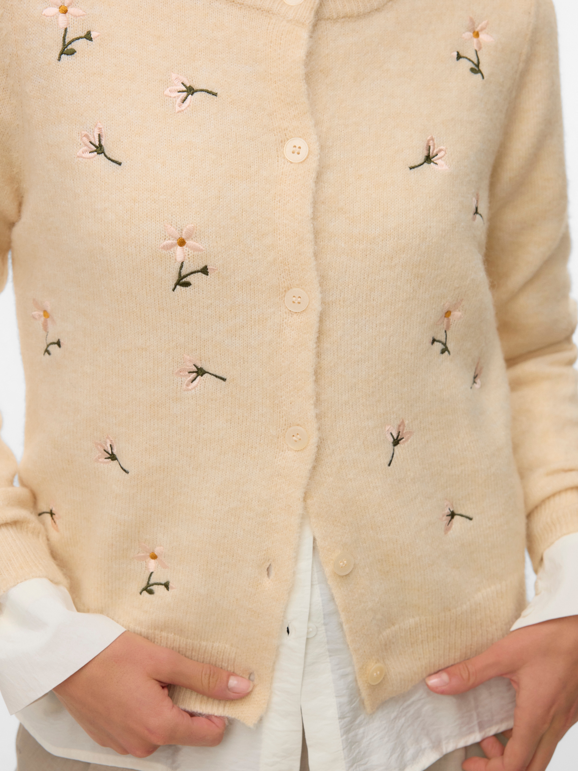 Vero Moda Strickjacke »VMFIORELLA EMB LS O-NECK SHORT CARD BOO« mit Blumenstickerei