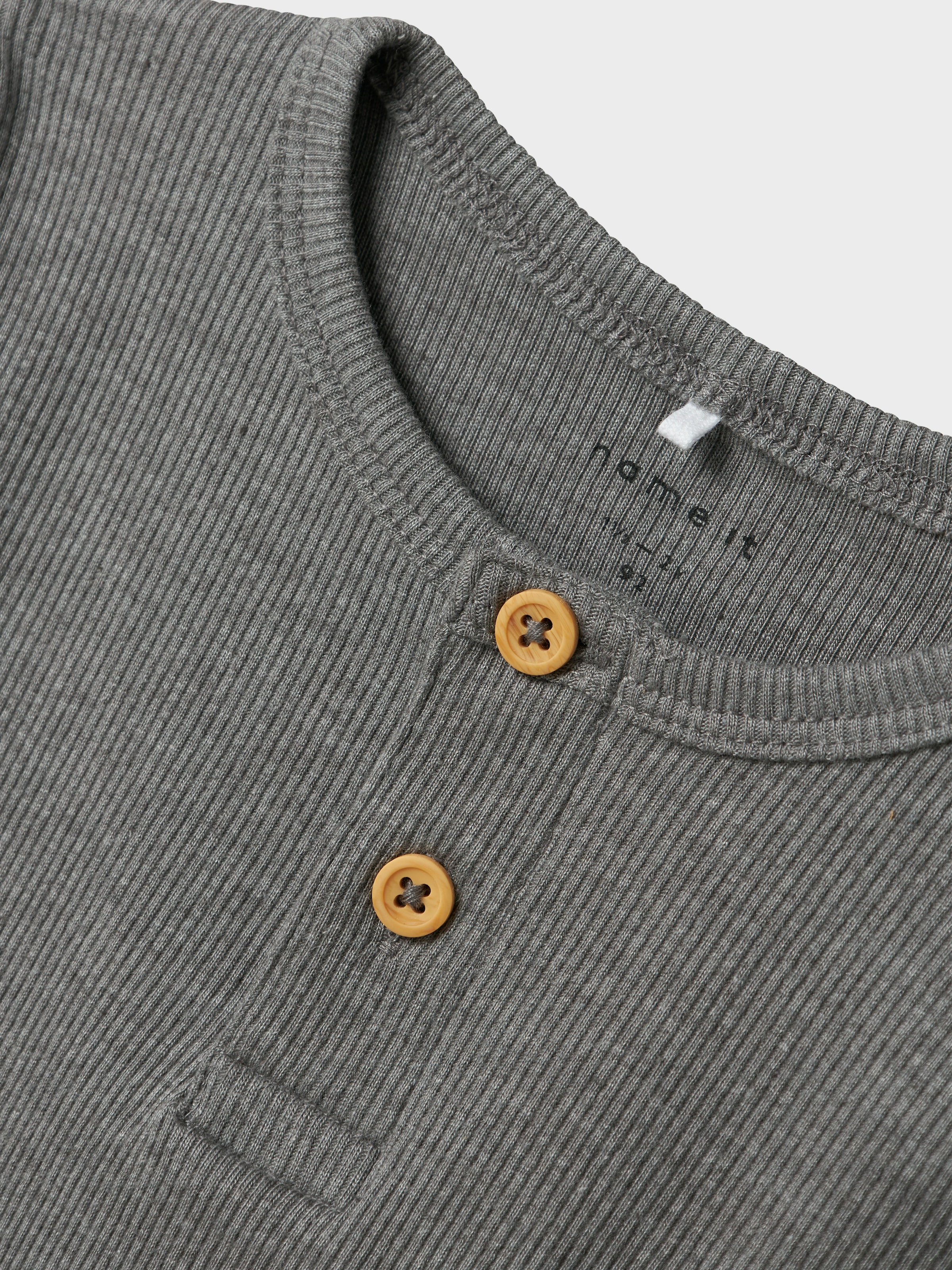 Name It Langarmshirt »NMMKAB LS TOP NOOS«, im Henley-Stil - mit kurzer Knopfleise am Ausschnitt