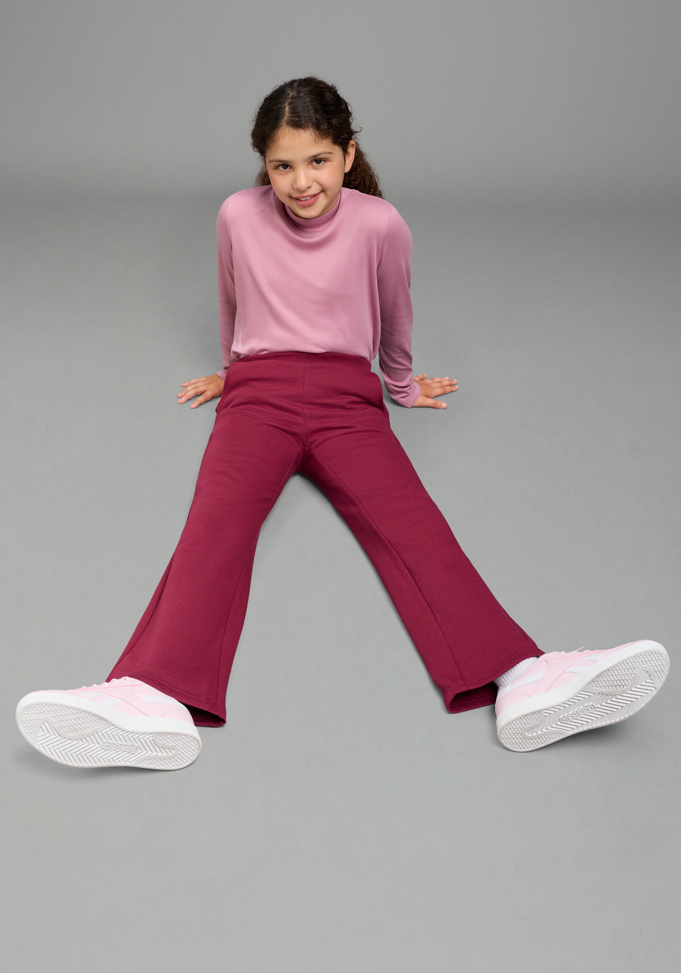 KIDSWORLD Sweathose »Sweathose mit weitem Bein und Stickerei«  Weite Sweathose mit Herz-Stickerei, Must-Have Basic
