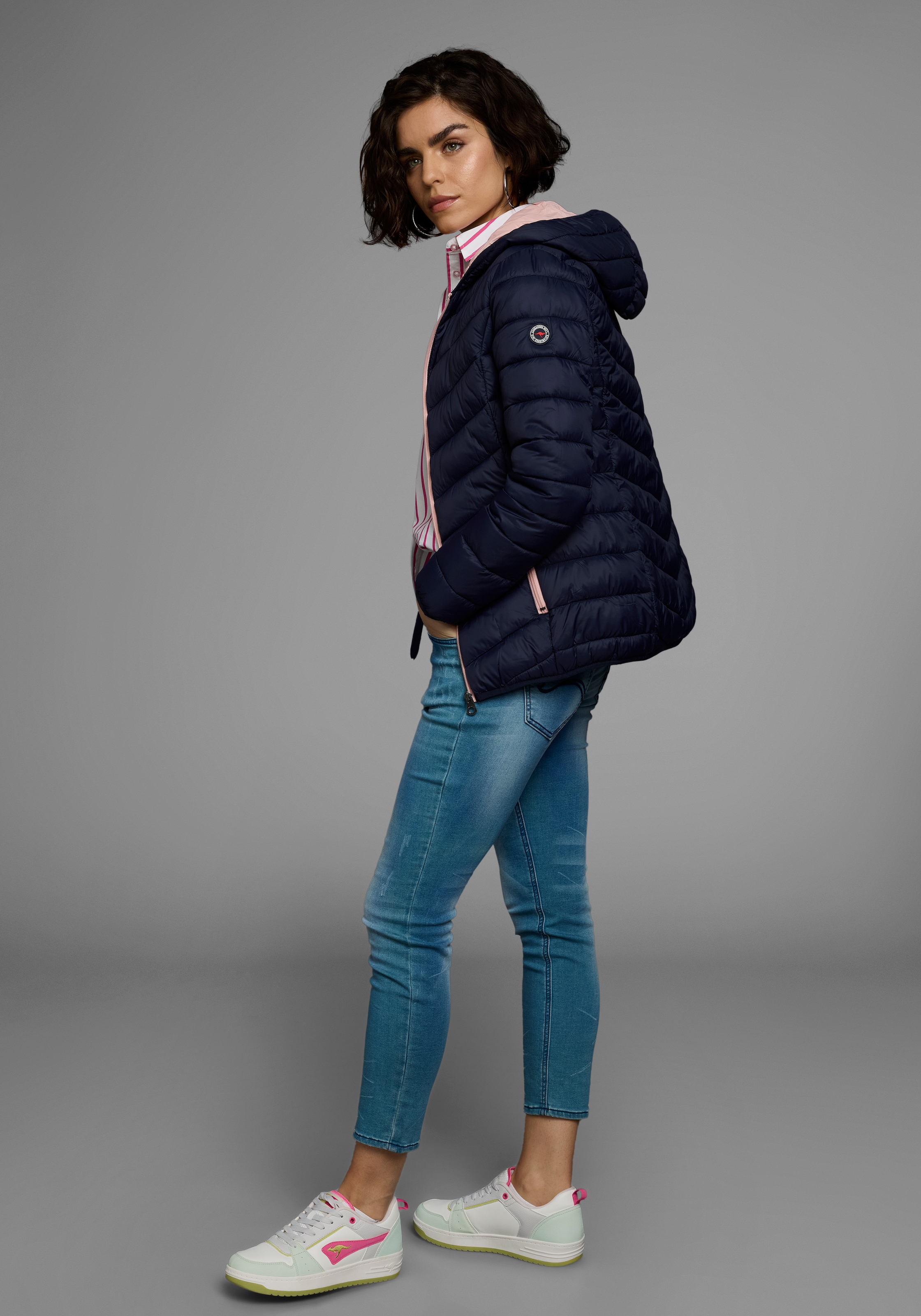 KangaROOS Steppjacke, mit Kapuze, mit kontrastfarbenen Details