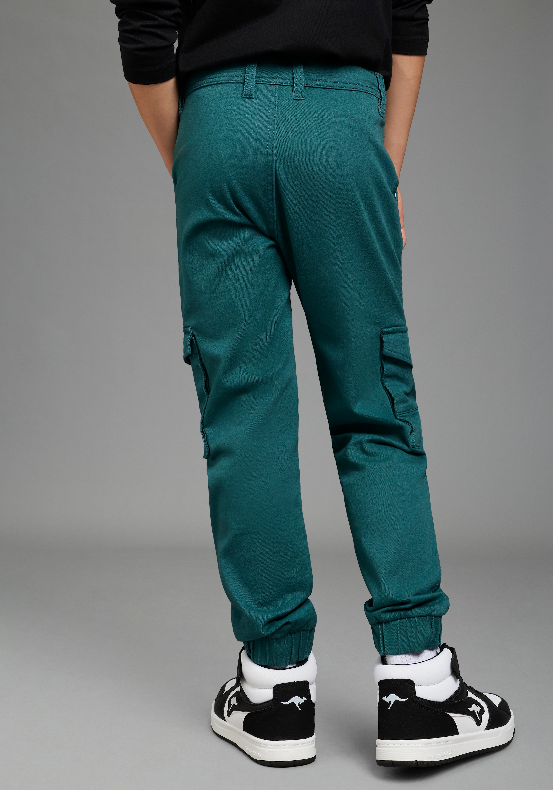 KangaROOS Cargohose »Hose mit Cargotaschen und KangaROOS Stickerei«  Cargohose mit Logo-Stickerei
