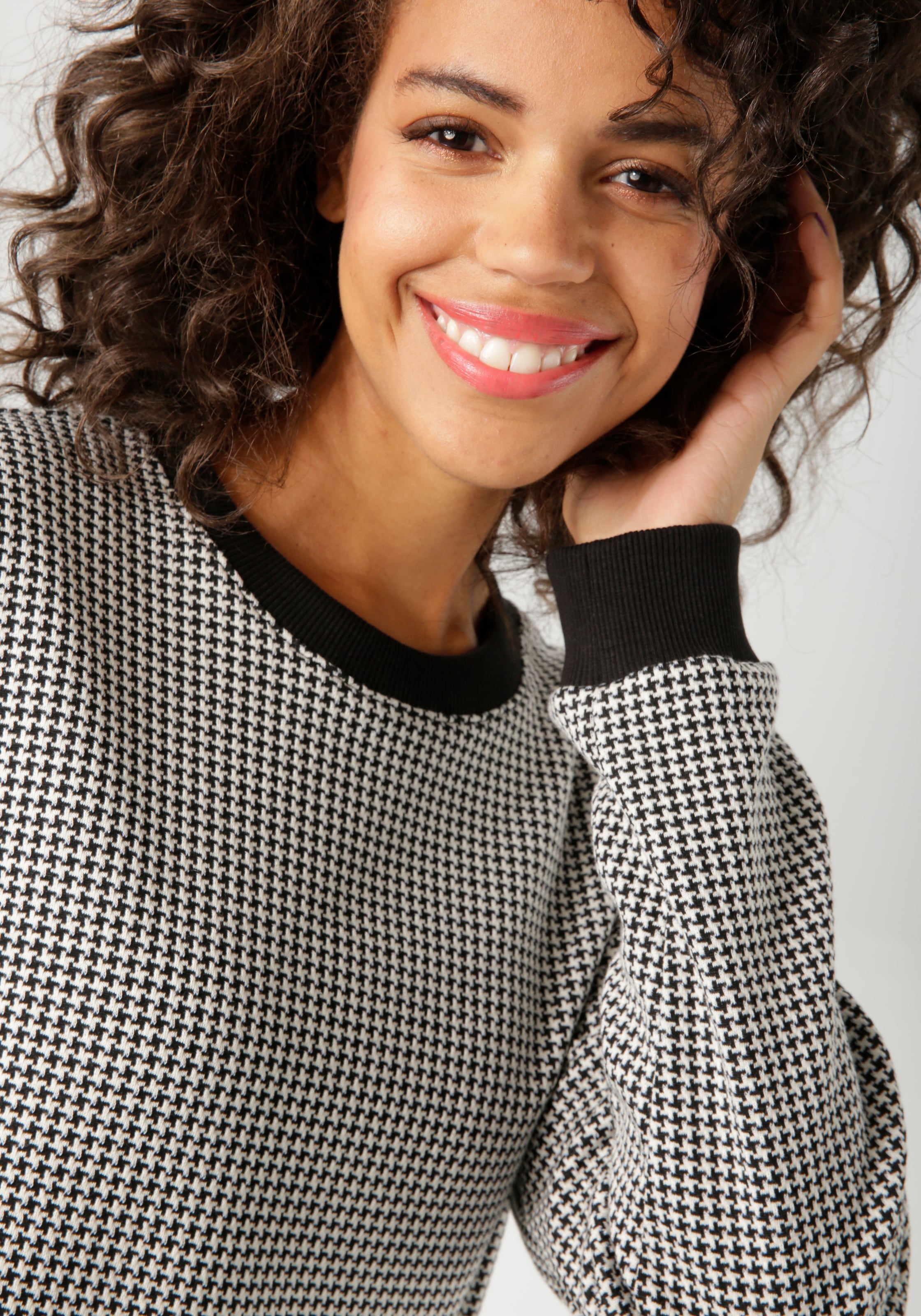 Aniston CASUAL Sweatshirt , mit trendigem Hahnentritt-Muster
